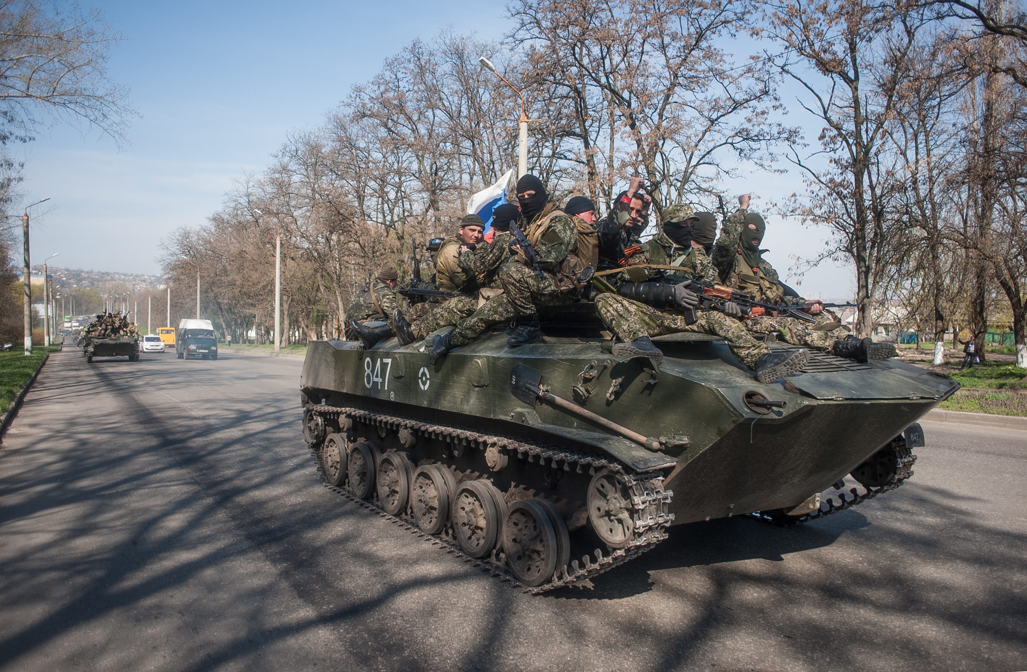В град Славянск бяха забелязани бронетранспортьори с руски знамена