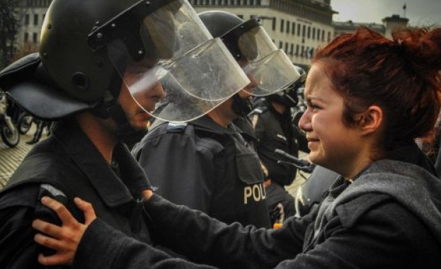 Снимката на Деси от протестите стигна до Холивуд
