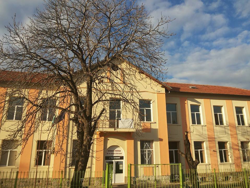 Инцидентът станал на 10 април в часа по музика на седмокласниците от училището в Чешнегирово