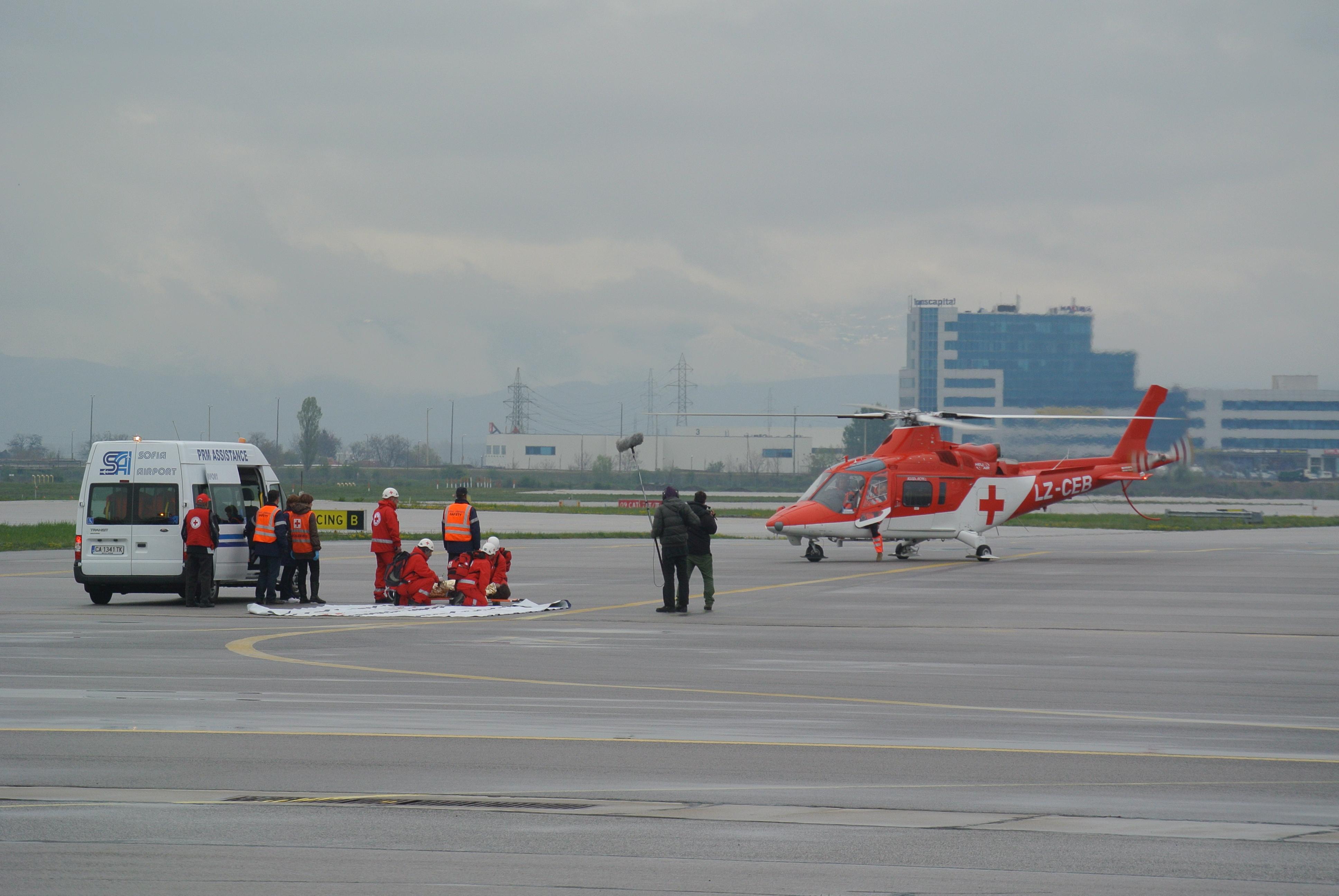 Хеликоптер ще транспортира тежко пострадал пътник до ВМА