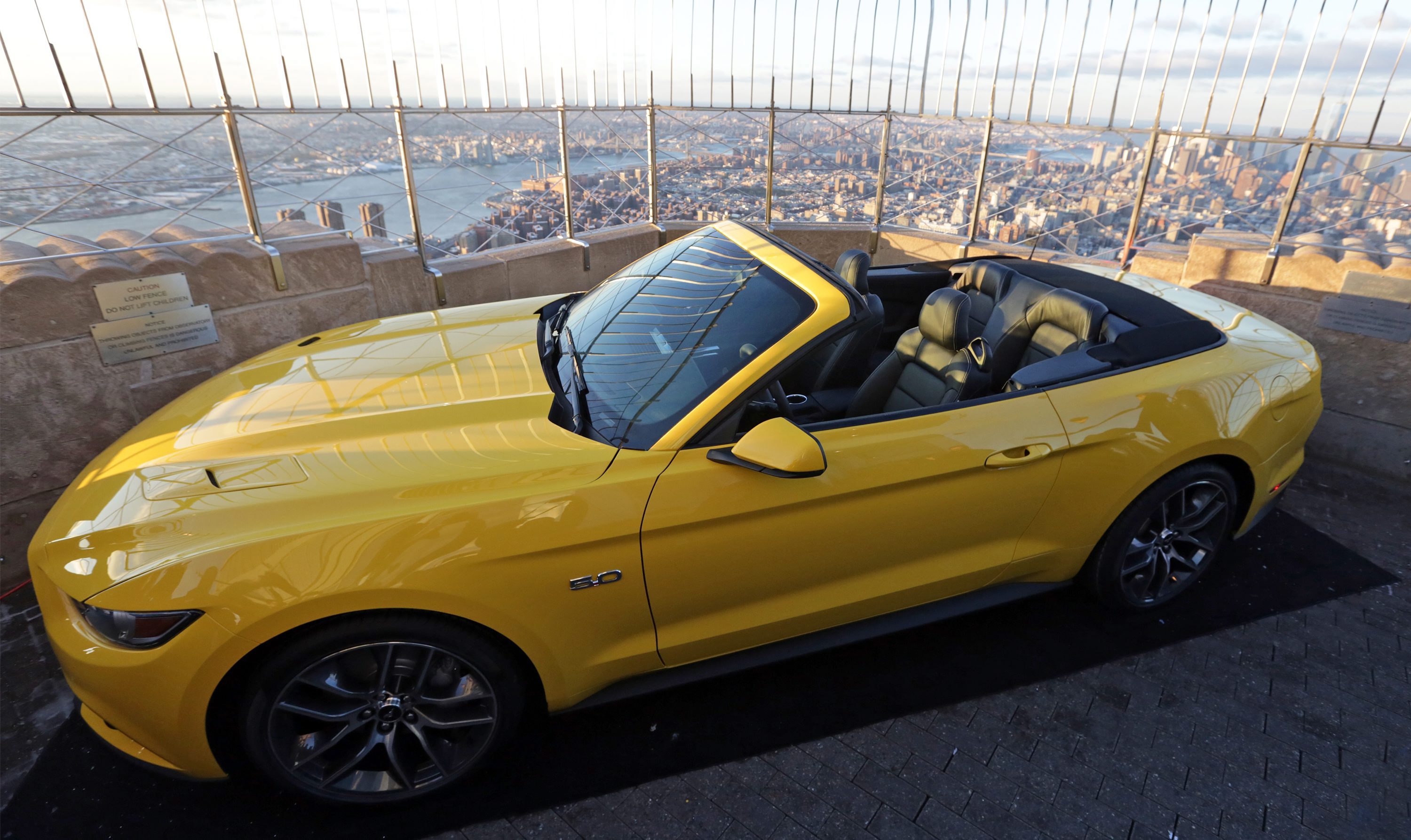 Ford Mustang отново на покрива на Емпайър стейт билдинг