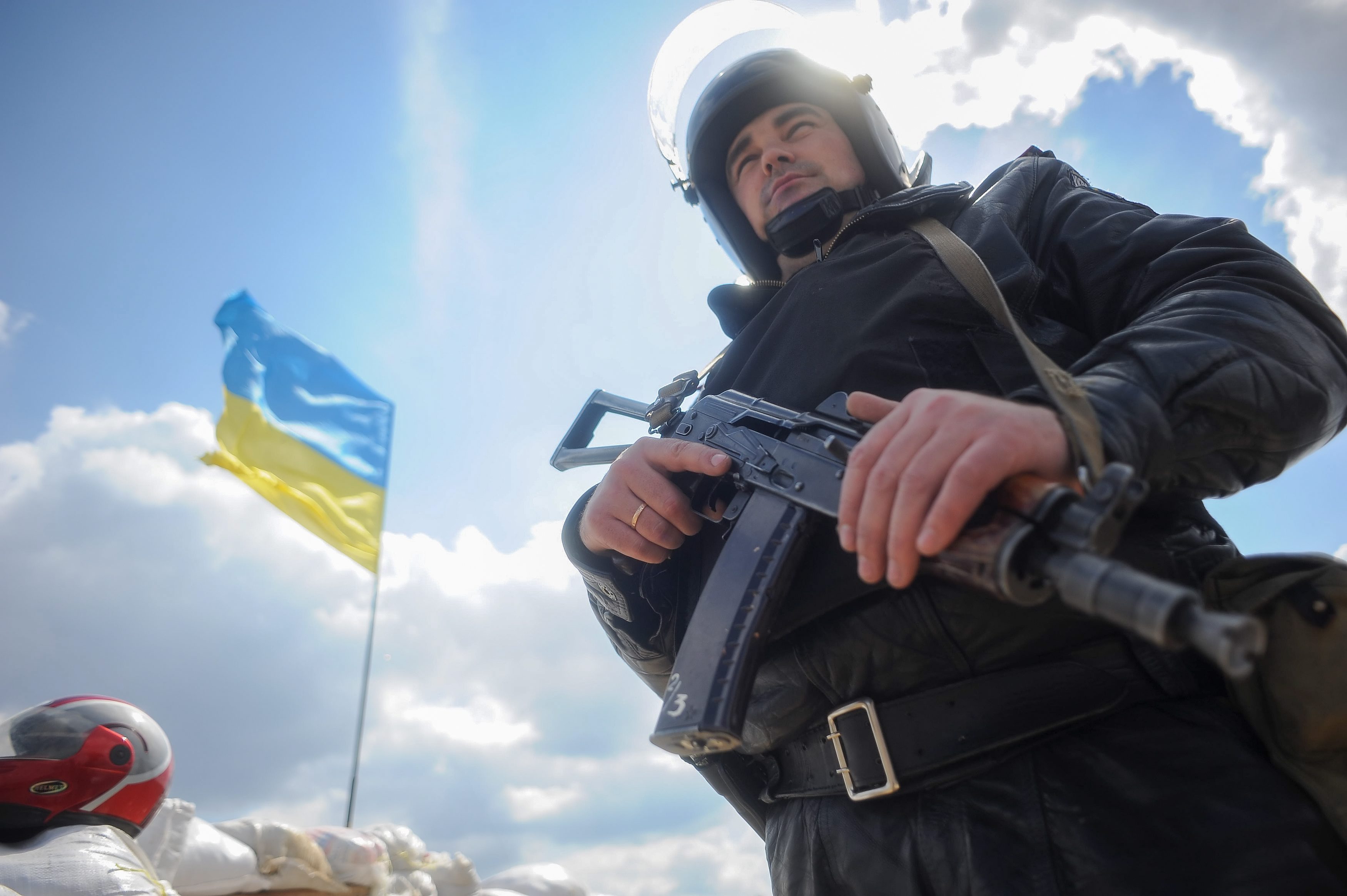 Украински полицай охранява пропускателен пункт в Харков