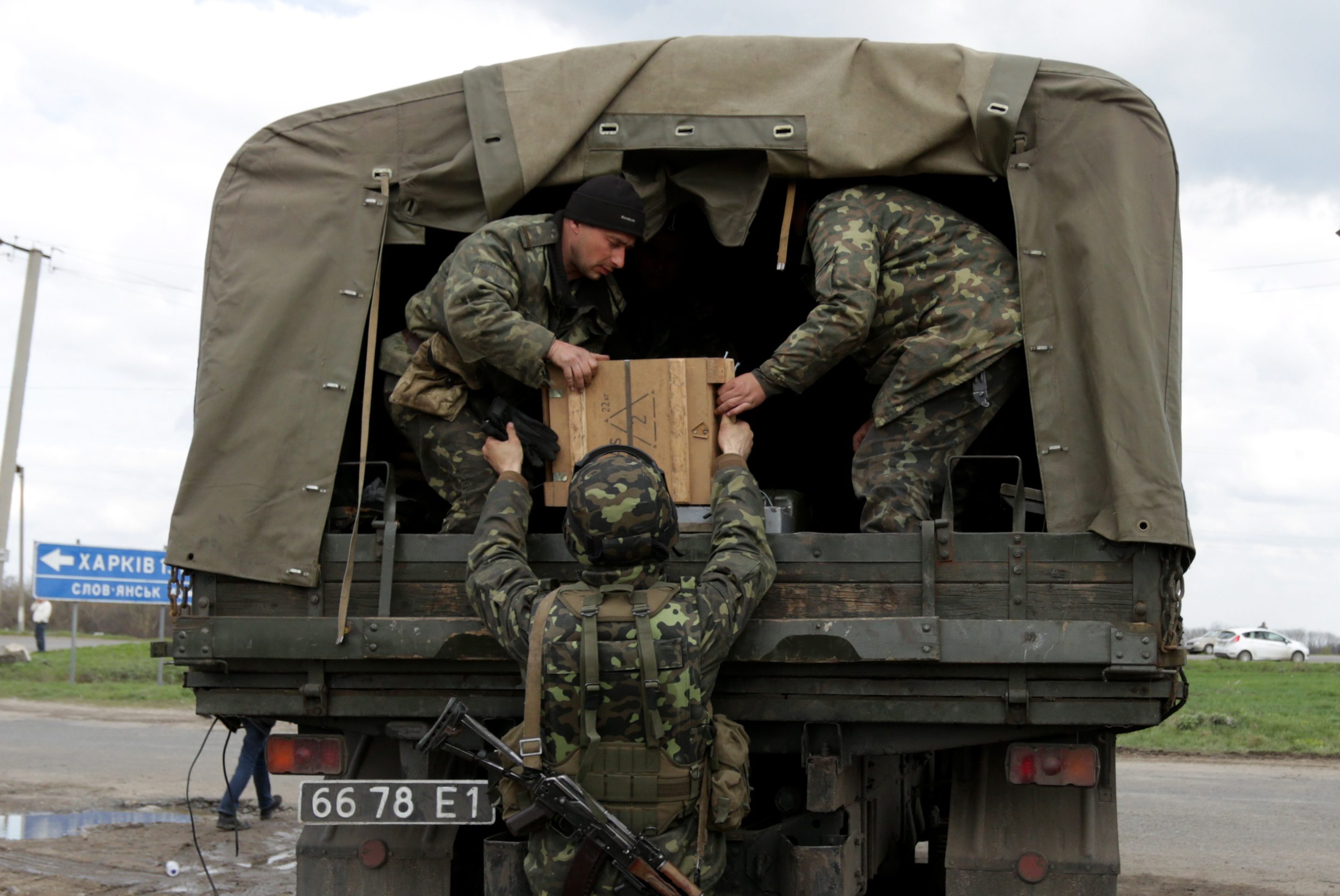 Украински военни са се изтеглили в близка авиобаза