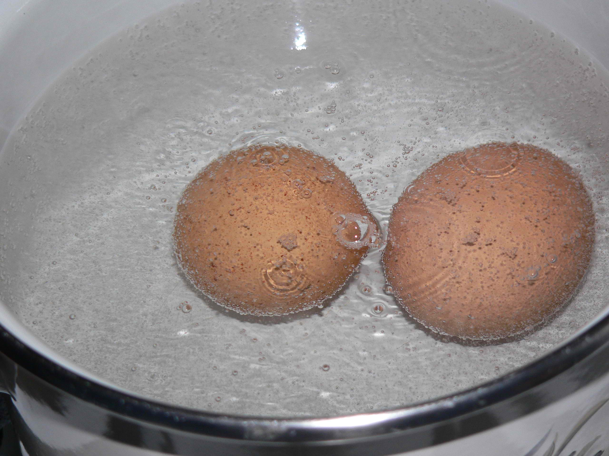 Яйца в холодную или горячую воду. Яйца варятся. Яйца в кастрюле. Два яйца. Варятся два яйца.