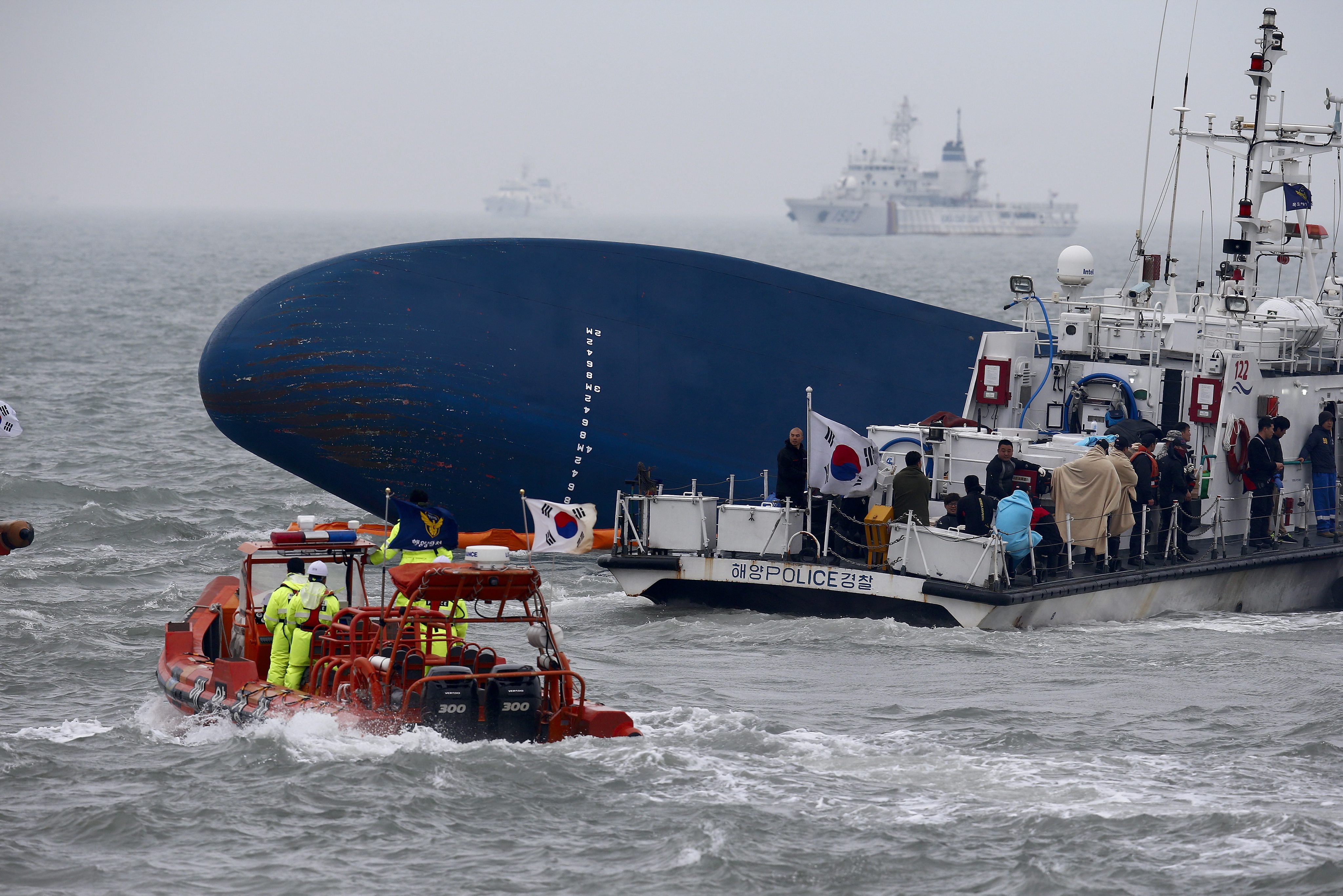 В спасителната операция участват десетки плавателни съдове и хеликоптери