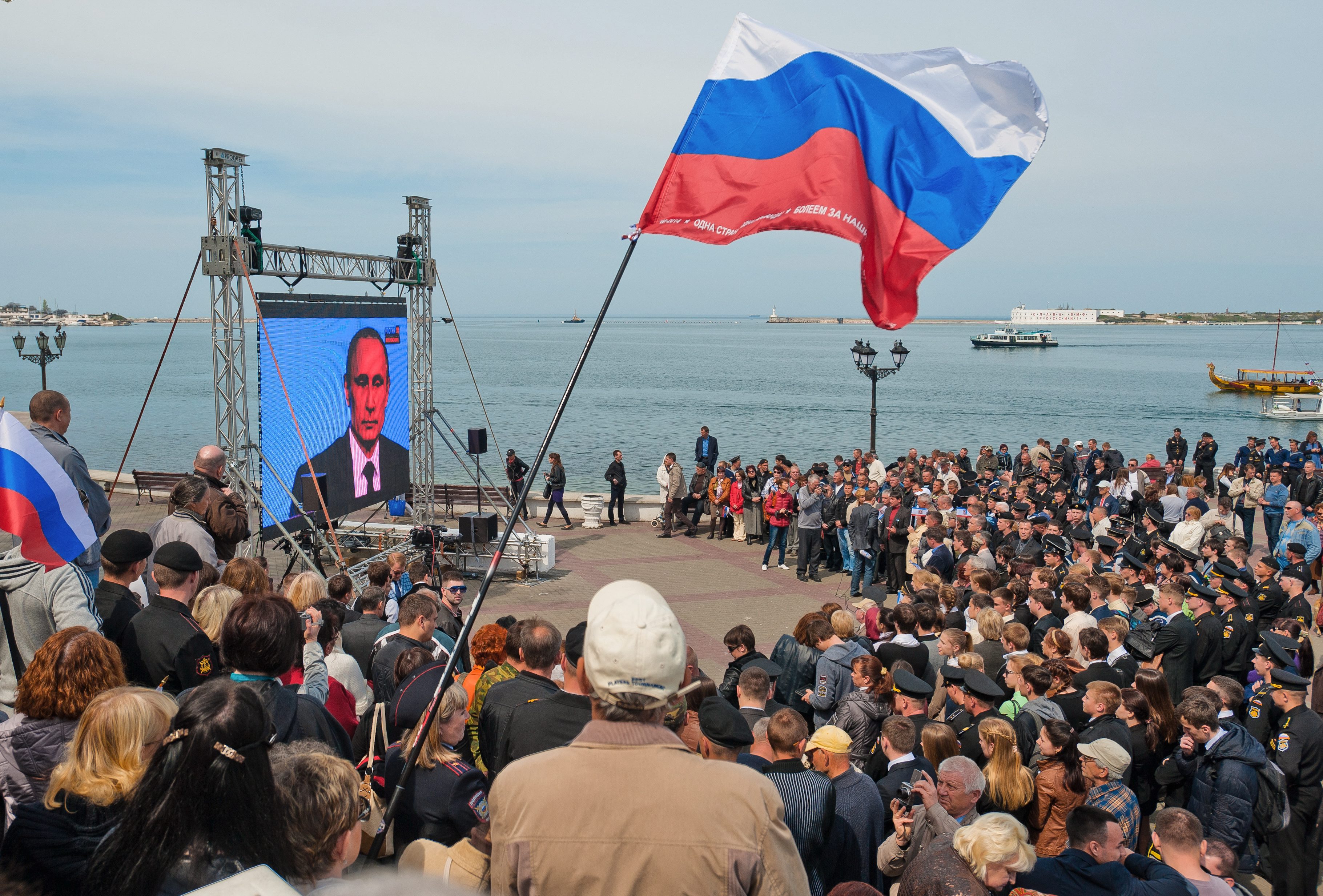 Хората в Крим гледат изявлението на Путин
