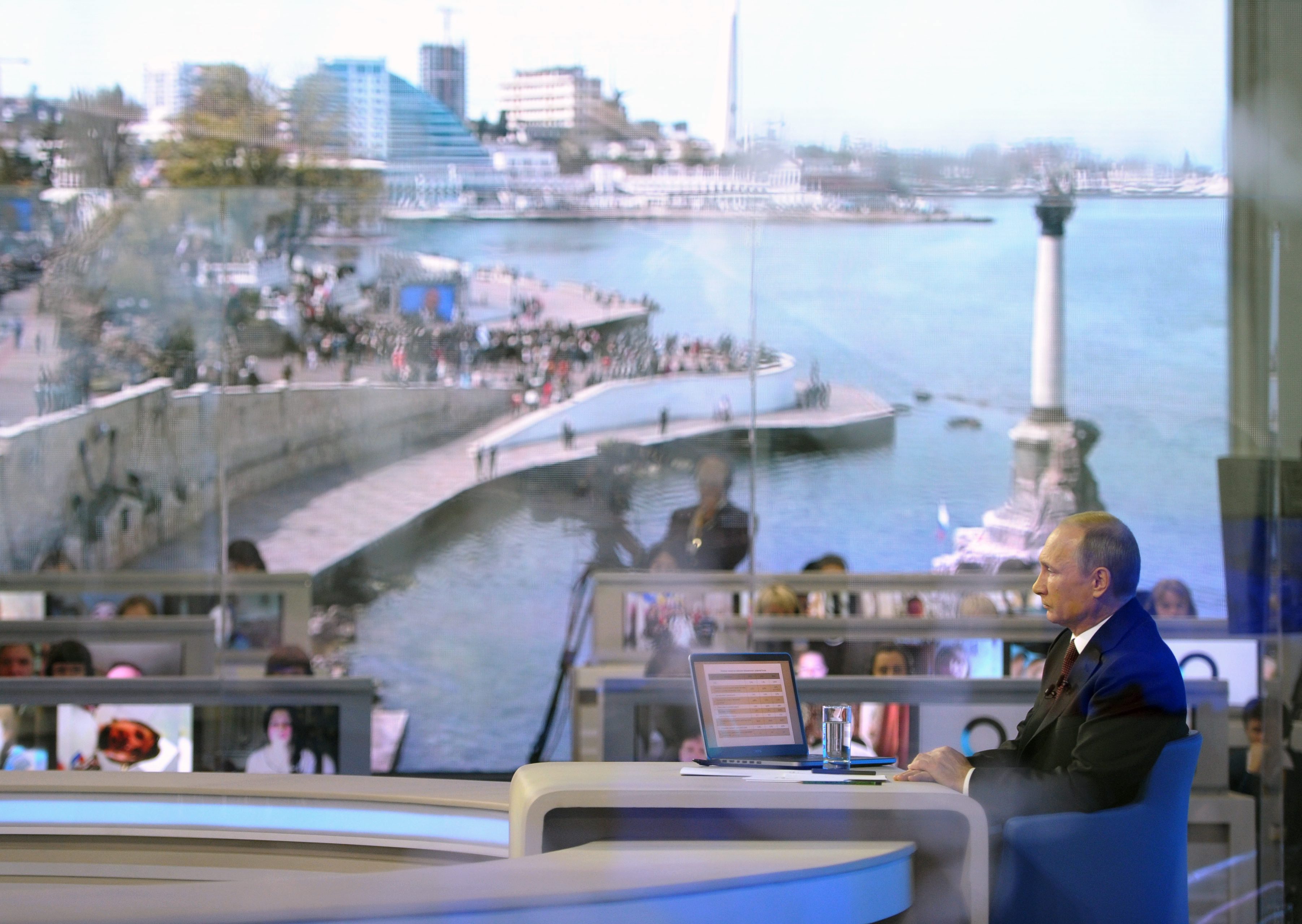 Владимир Путин пред екран с гледка от Севастопол
