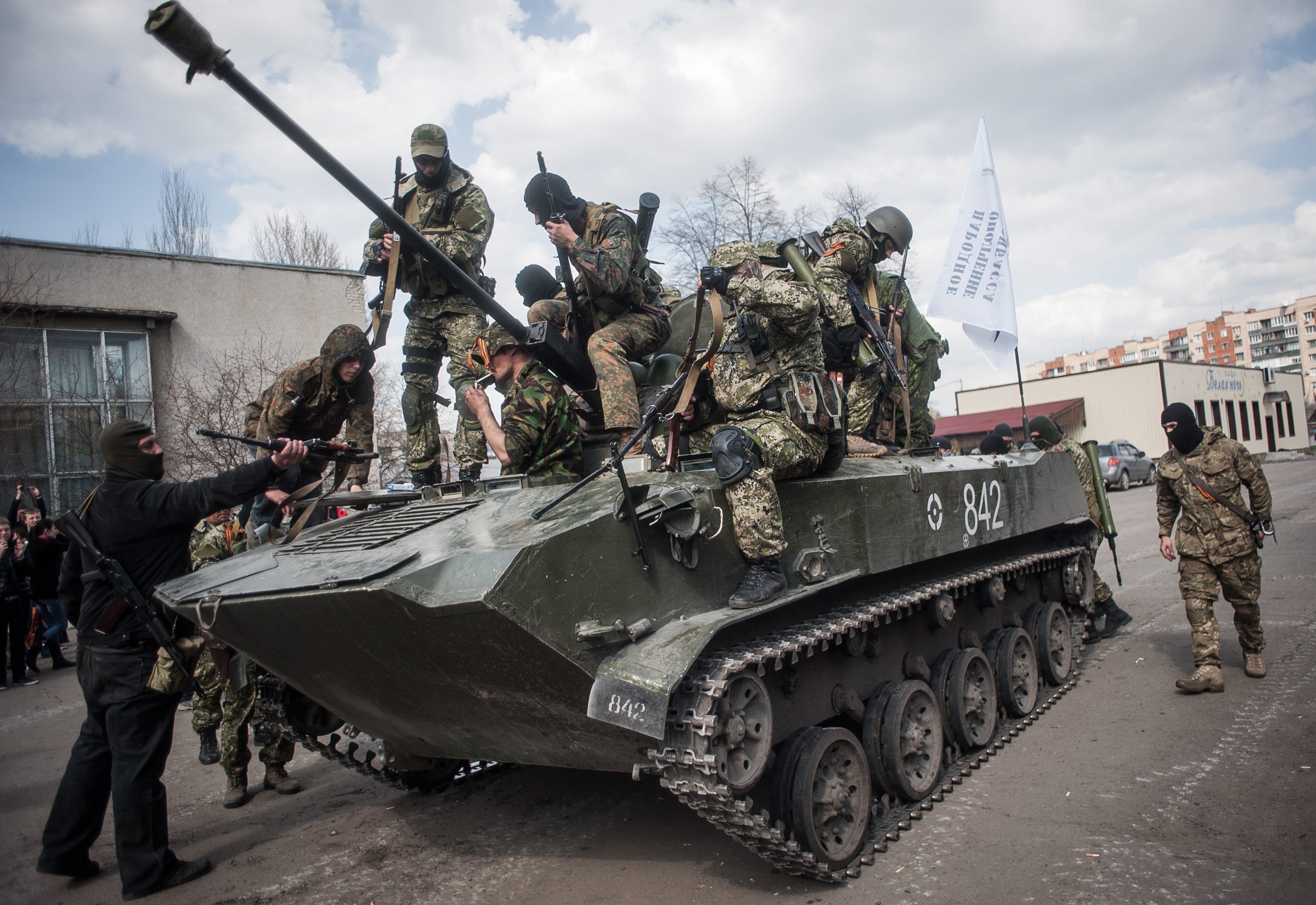 Проруските сепаратисти завзеха редица сгради в най-малко 10 града