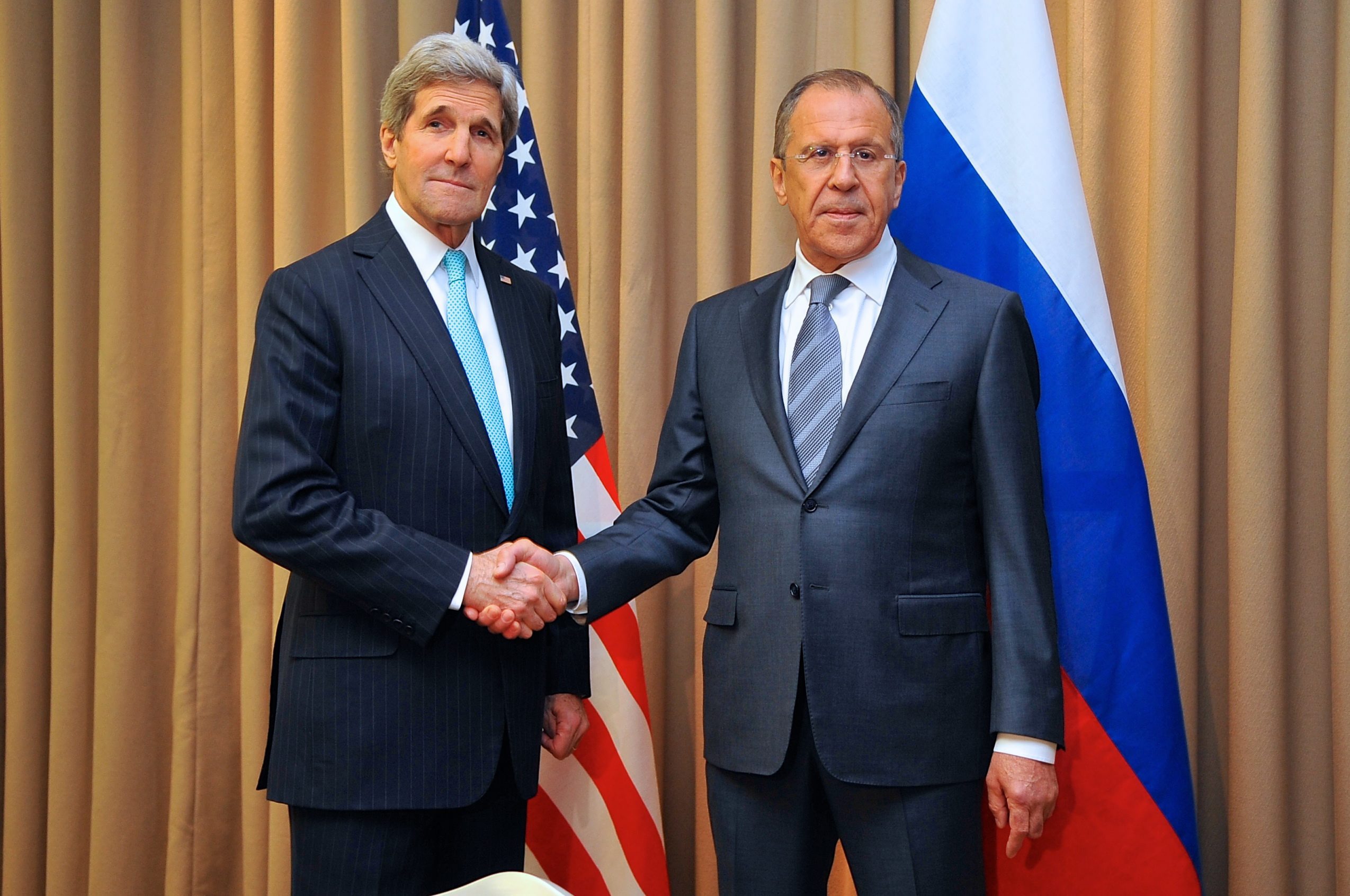 Руският външен министър Сергей Лавров и американският държавен секретар Джон Кери на срещата в Женева