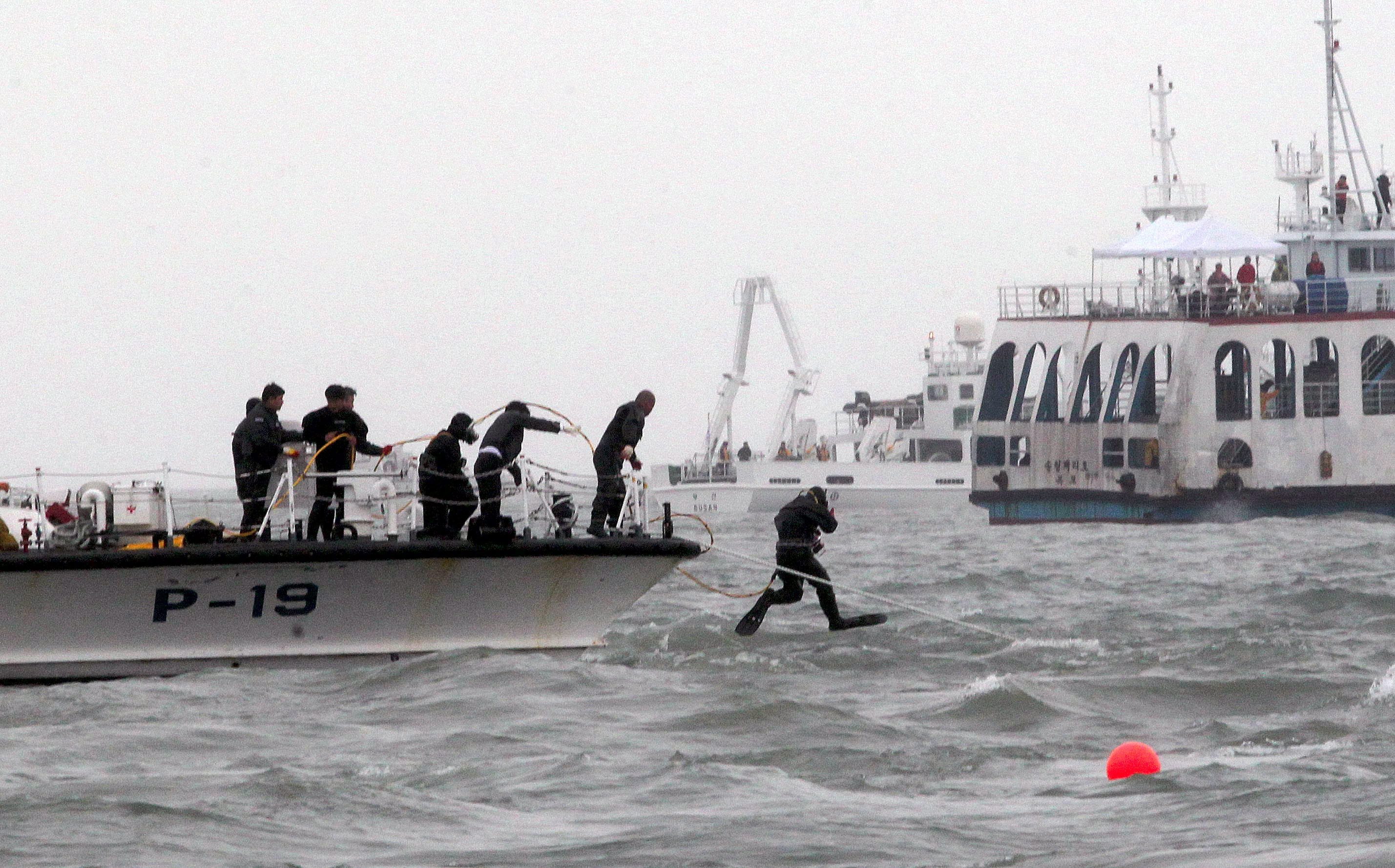 Спасителната операция за потъналия южнокорейски ферибот продължава