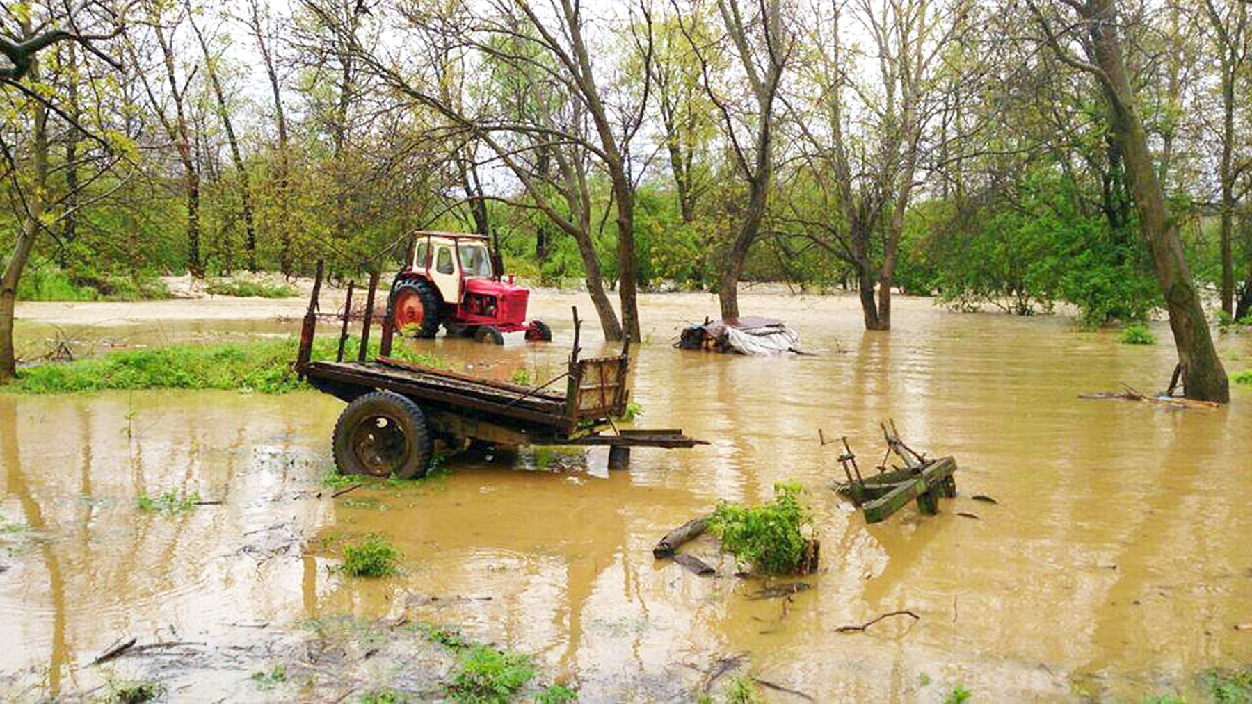 Свлачища, преляла река, наводнени къщи (снимки)