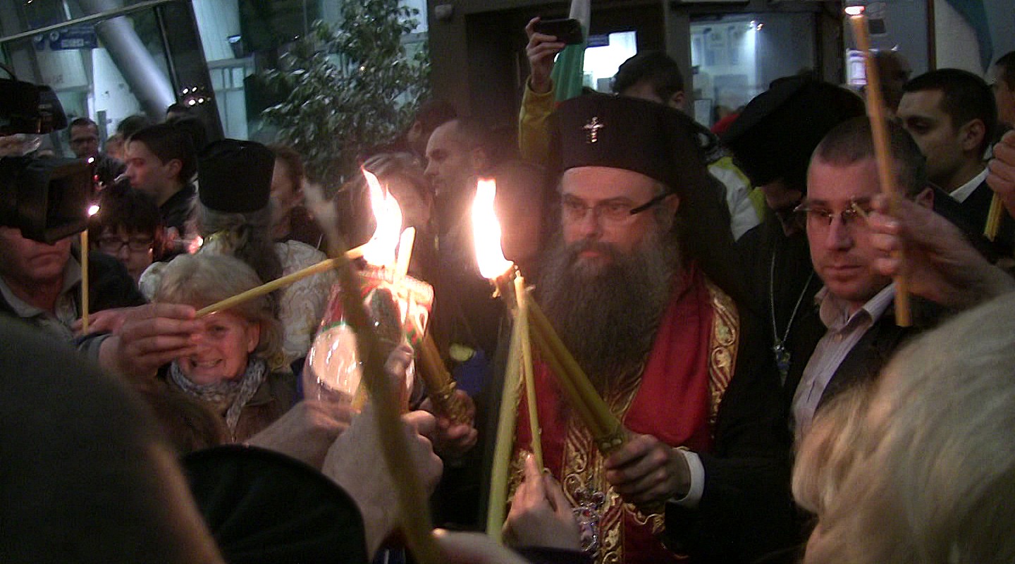 Благодатният огън бе донесен в България от митрополит Николай на летище Пловдив