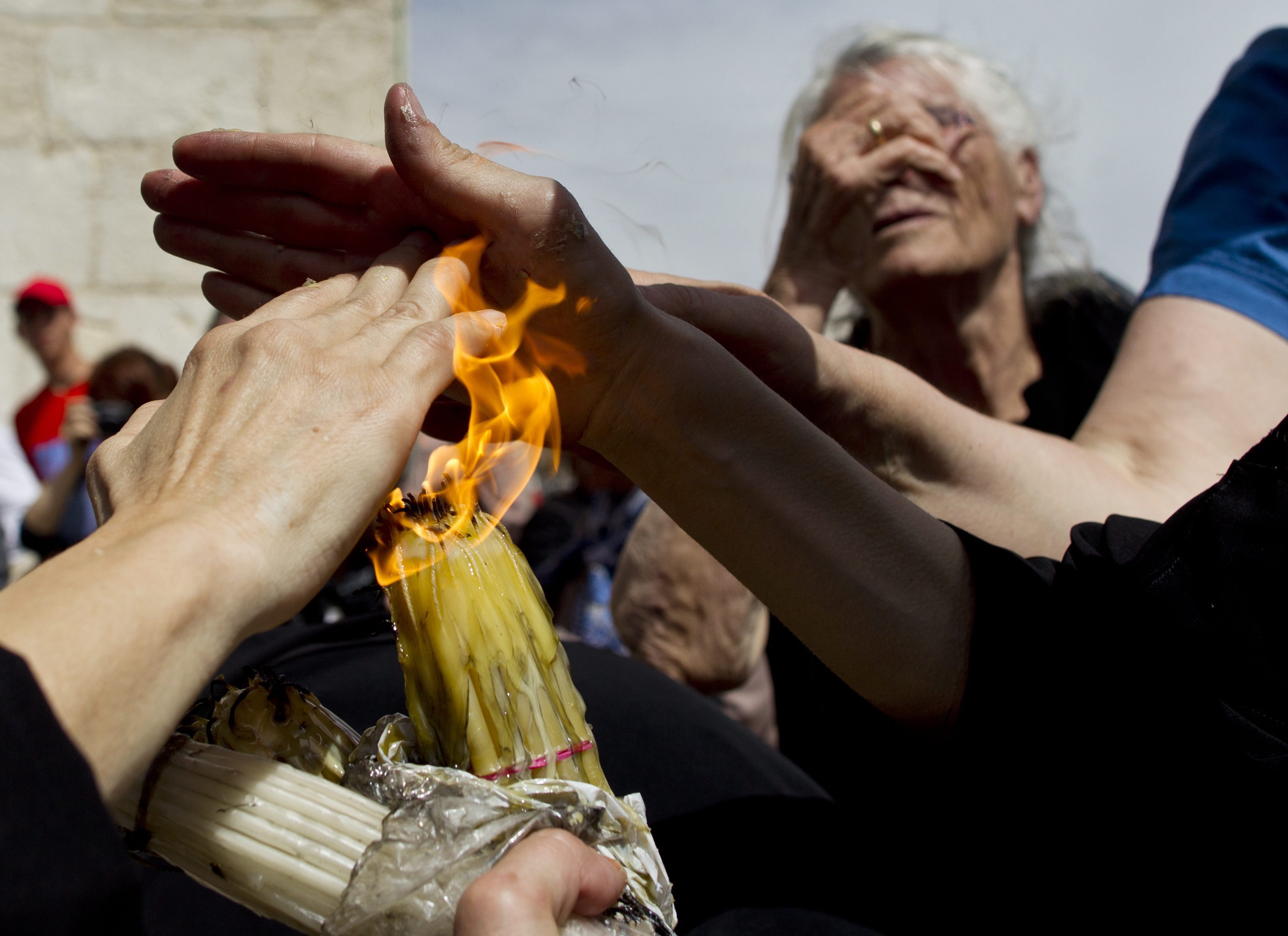 Хиляди поклонници идват от цял свят, за да станат свидетели на запалването на огъня в Йерусалим