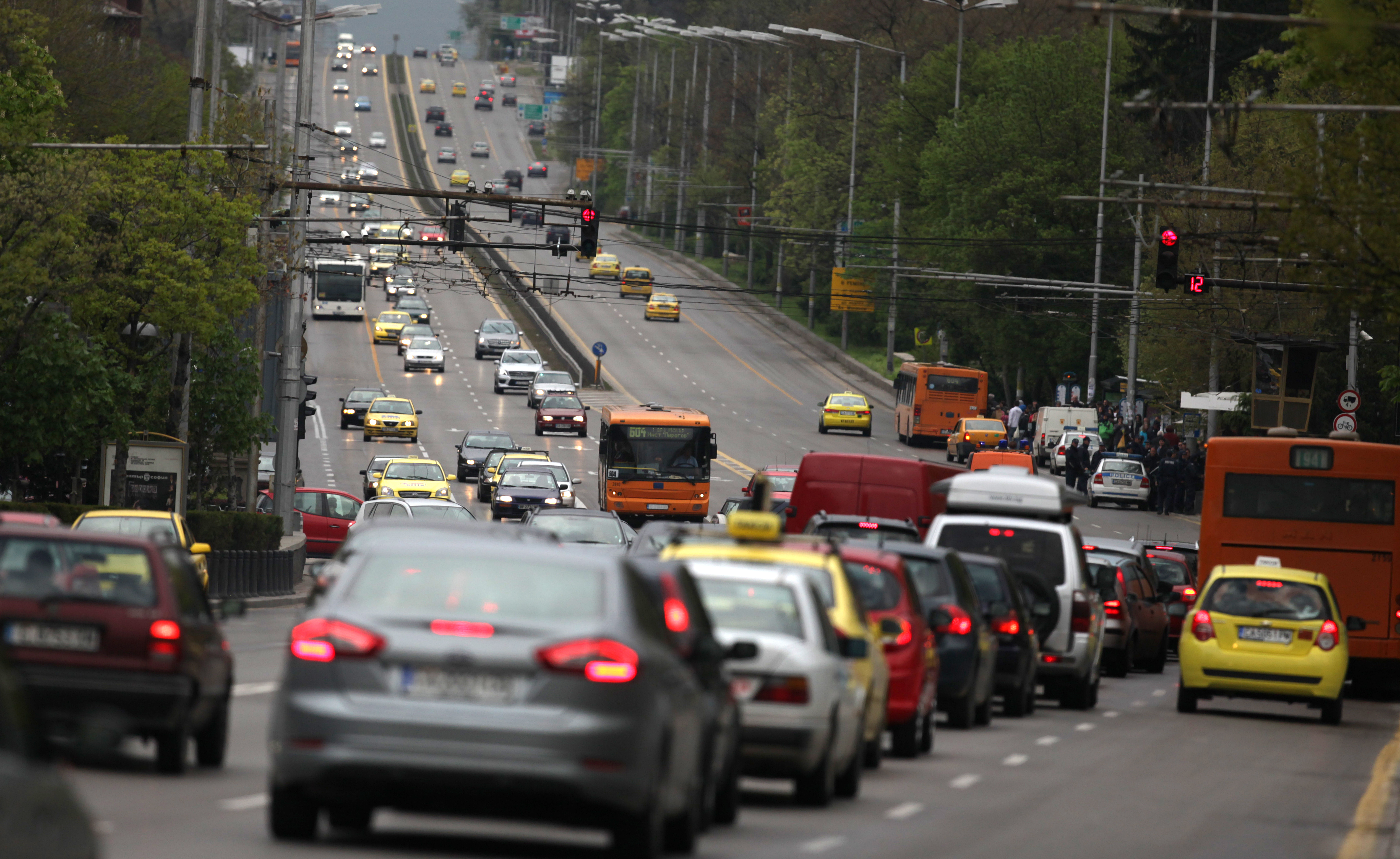 Натоварен трафик и задръствания по пътищата след празниците