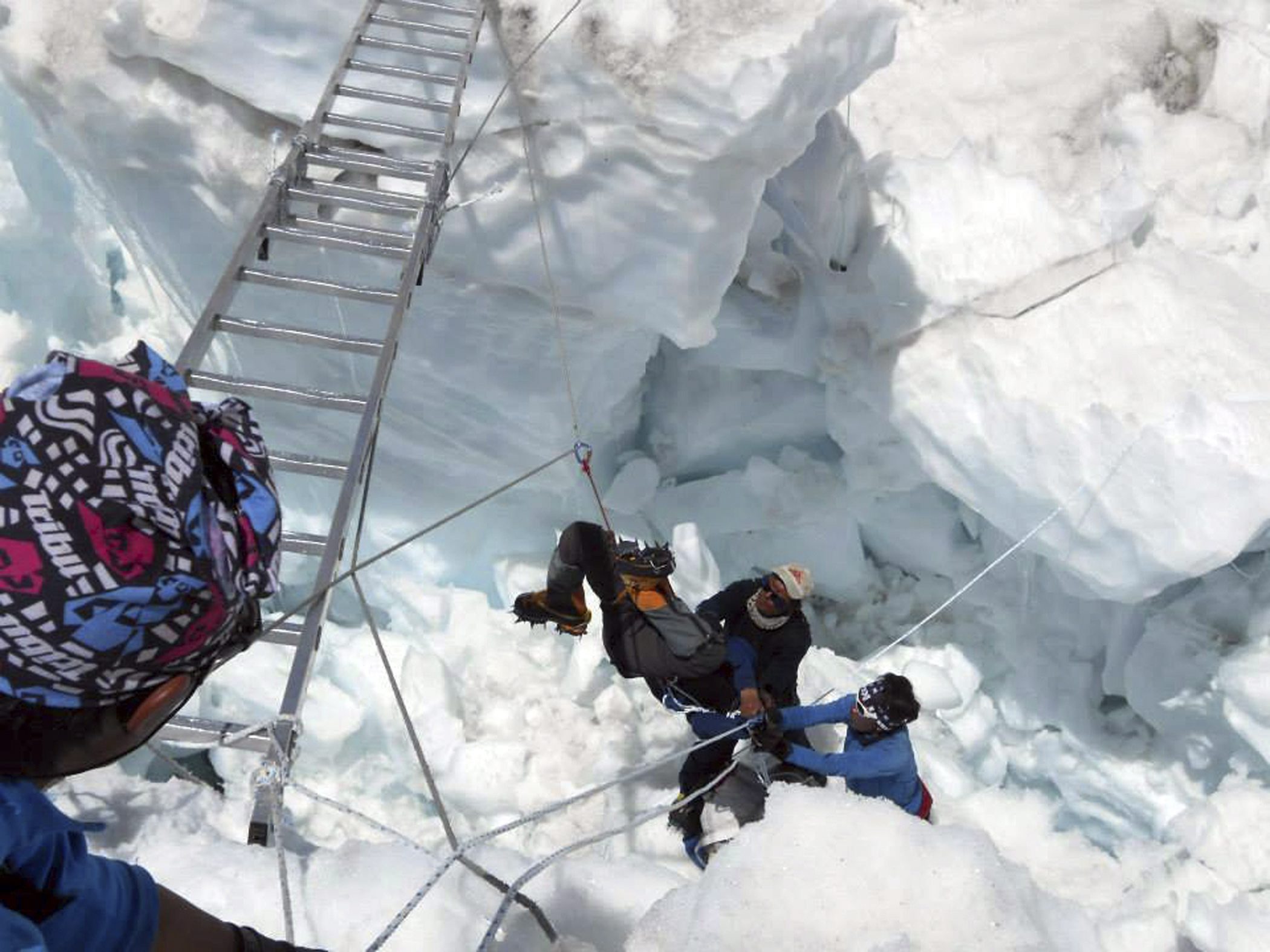 Десетки алпинисти са пострадали след труса, предизвикал лавина на Еверест