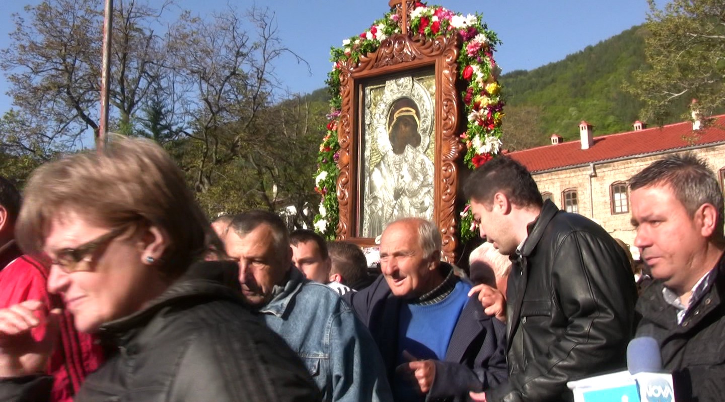 Хиляди съпроводиха чудотворна икона в Бачково