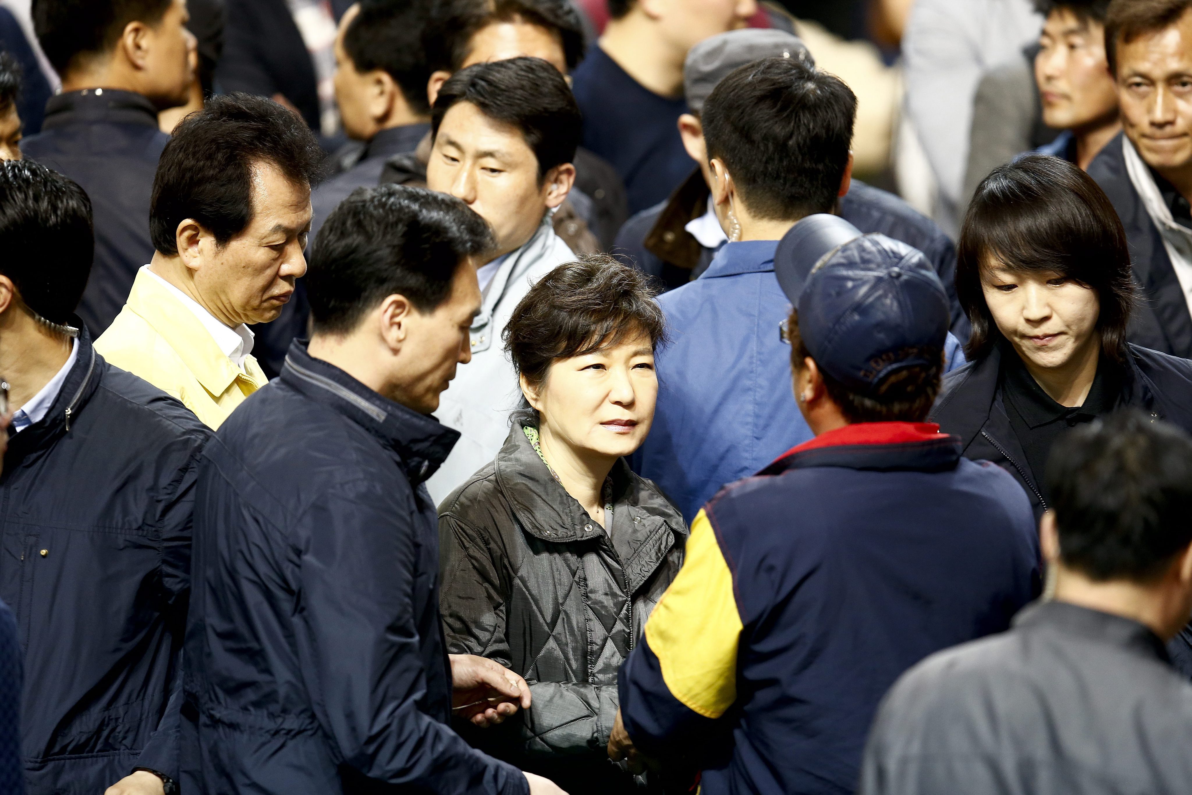 Президентът на Южна Корея Пак Гън-хе се срещна с близки на изчезналите