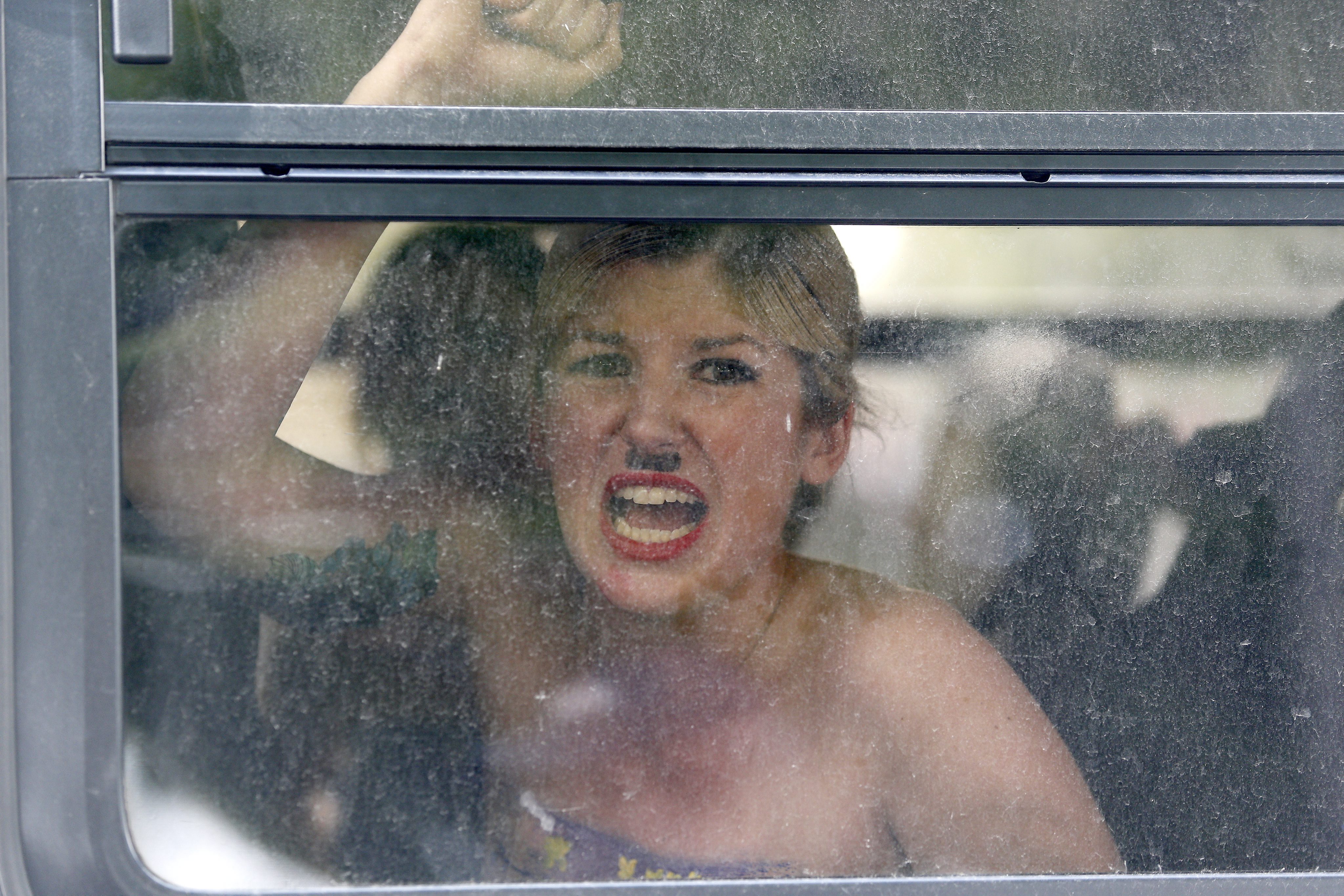 Активистки на ”Фемен” протестират срещу крайната десница