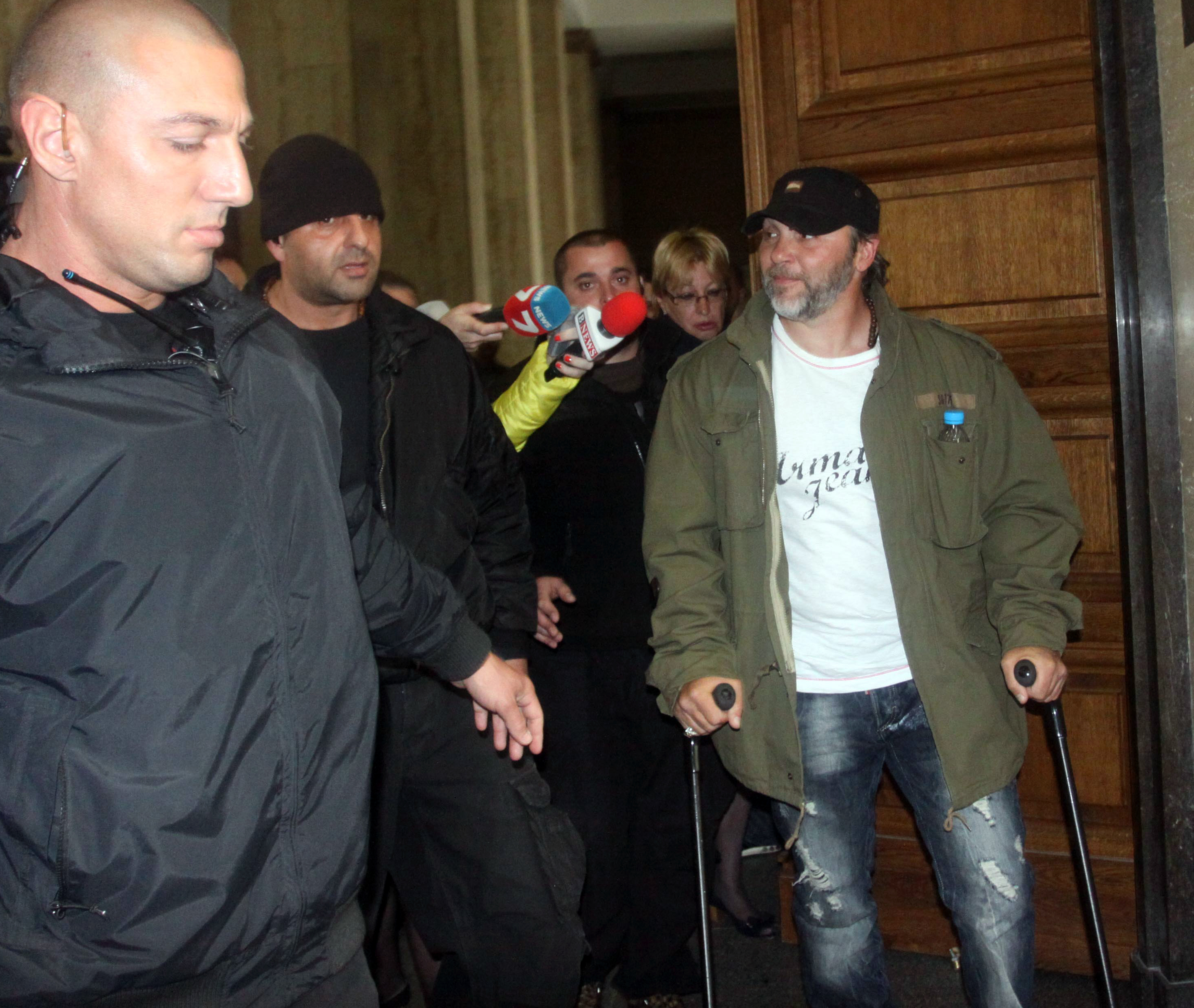 Баретата се появи в съда с два бастуна и охрана