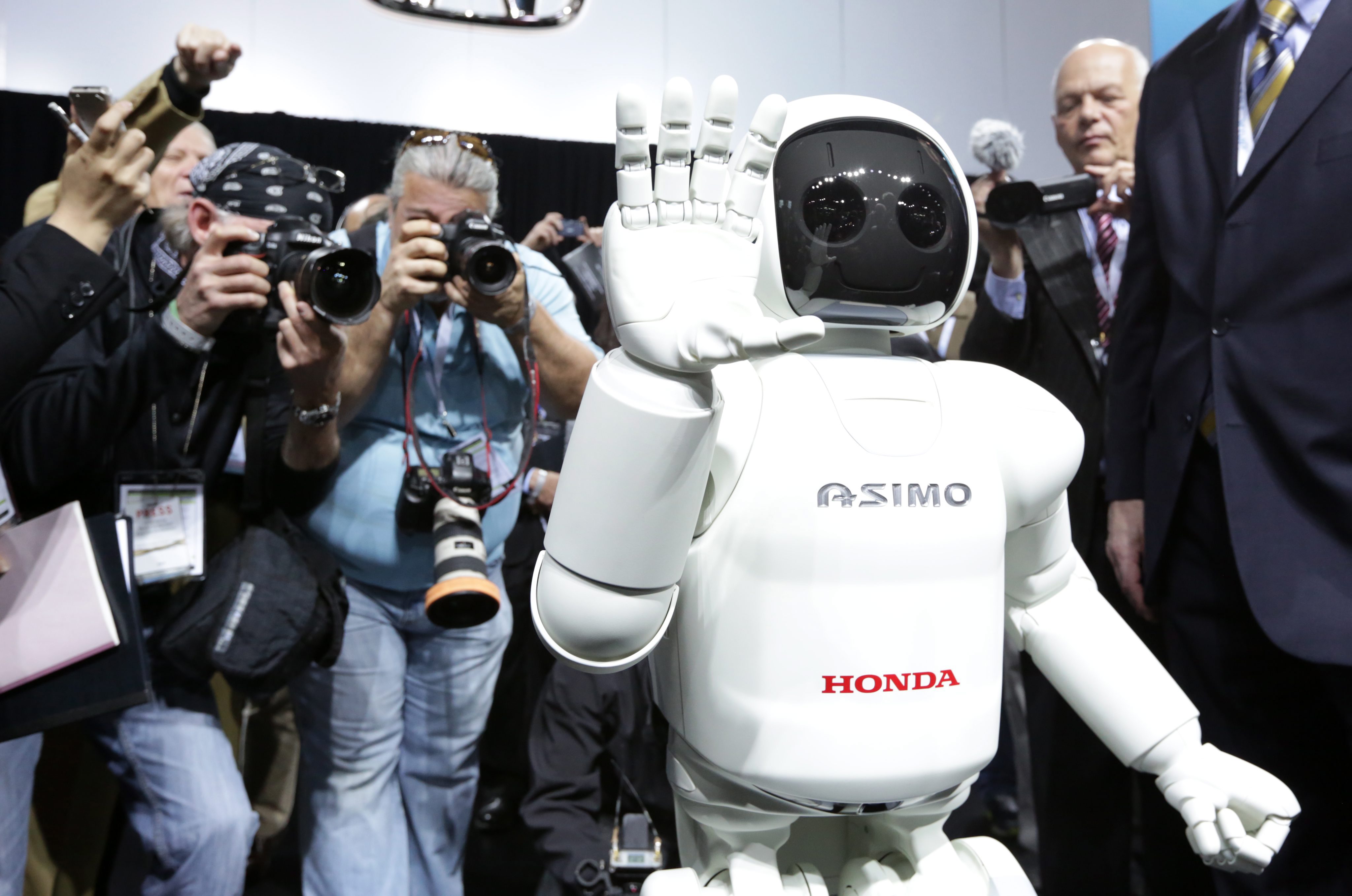 Honda представи нова версия на робота Asimo