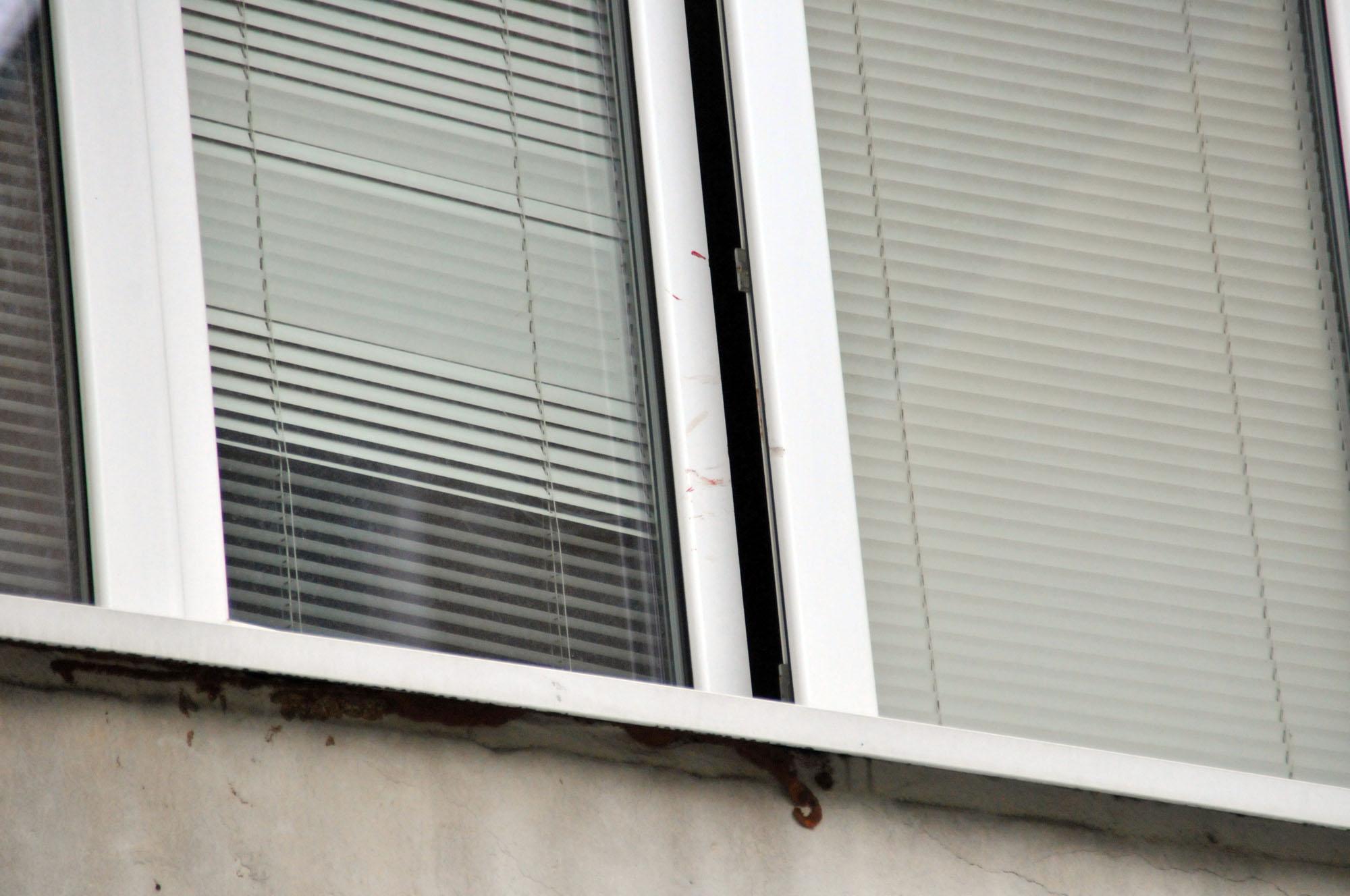 Кръв по рамката на прозореца на апартамента на Валери Калчев