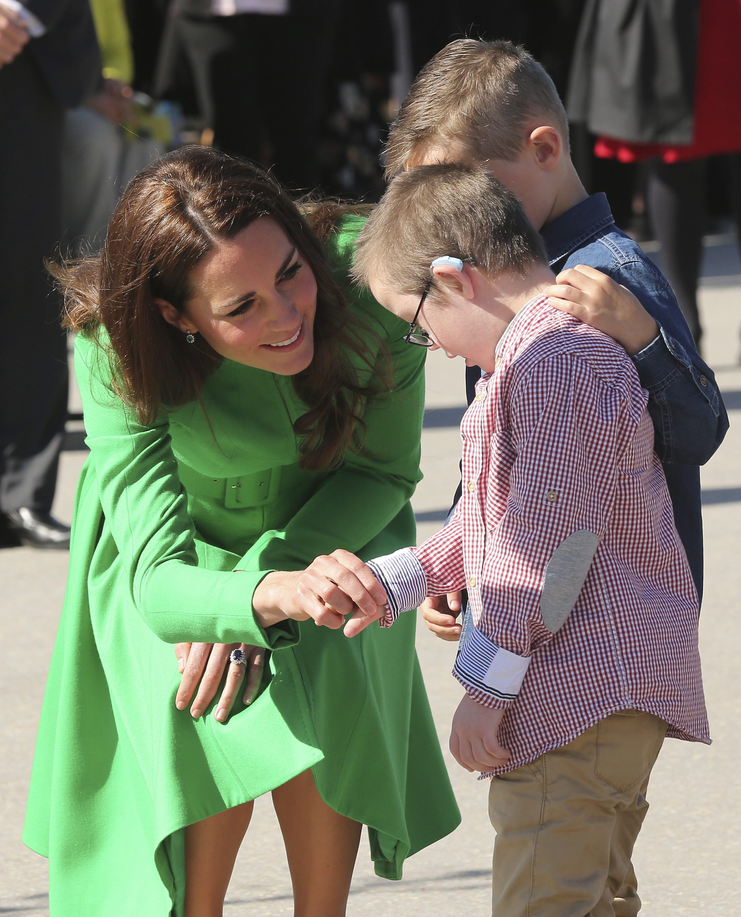 Херцогиня Катрин разговаря с детенце със слухово апаратче в Канбера