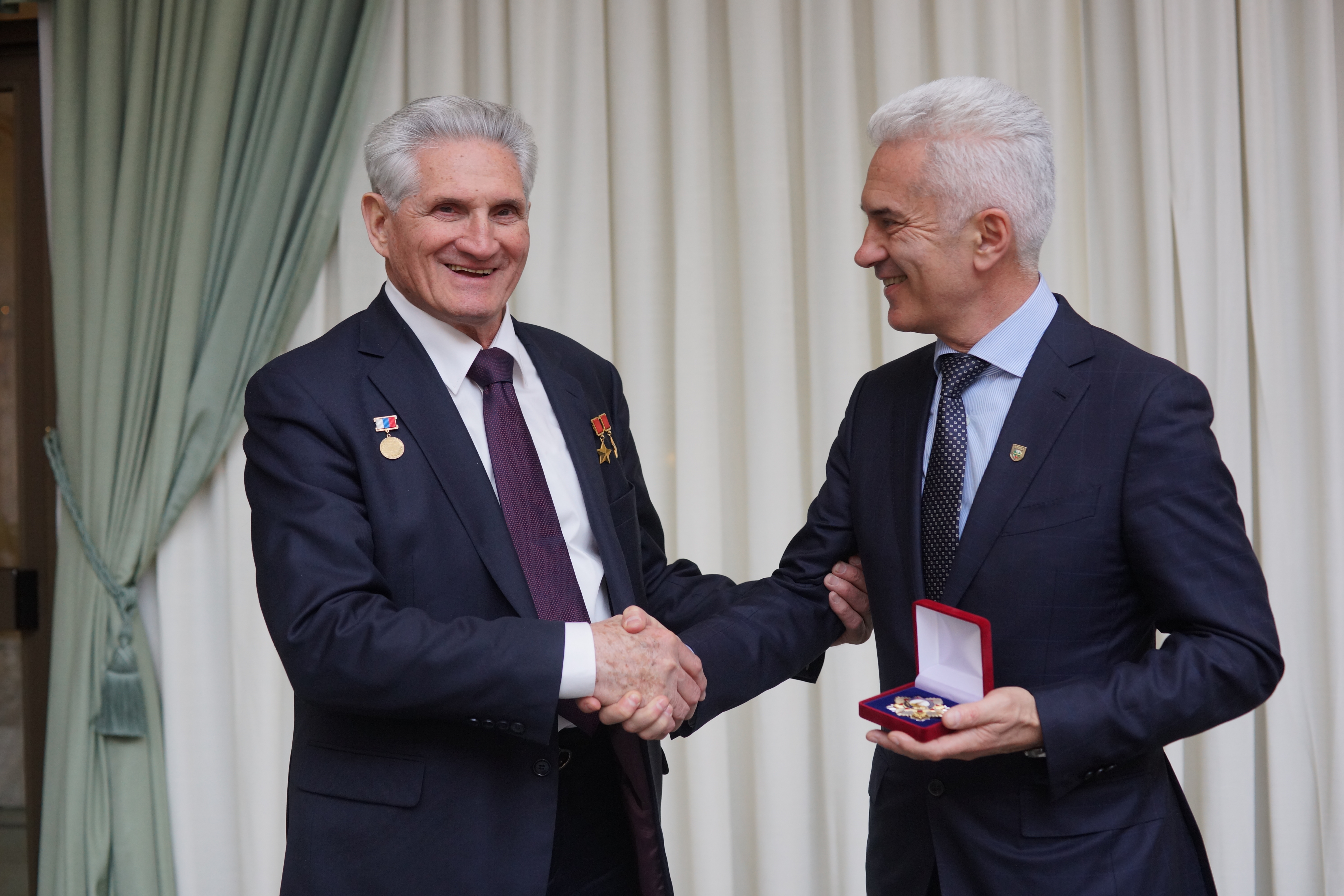 Героят на Съветския съюз Борис Волинов връчва на Волен Сидеров орден ”Звезда Отечества”