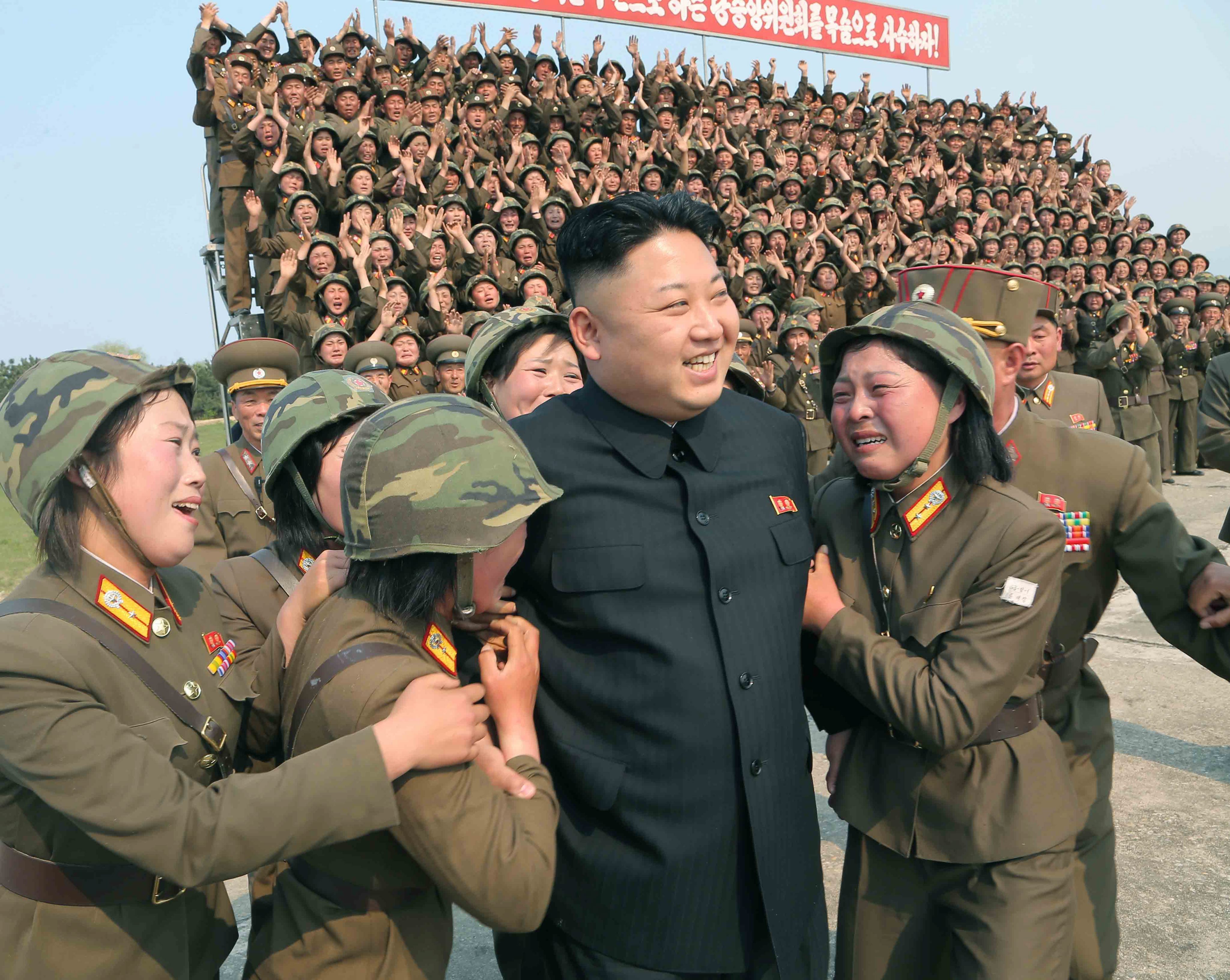 Борят пропагандата на Северна Корeя с флашки