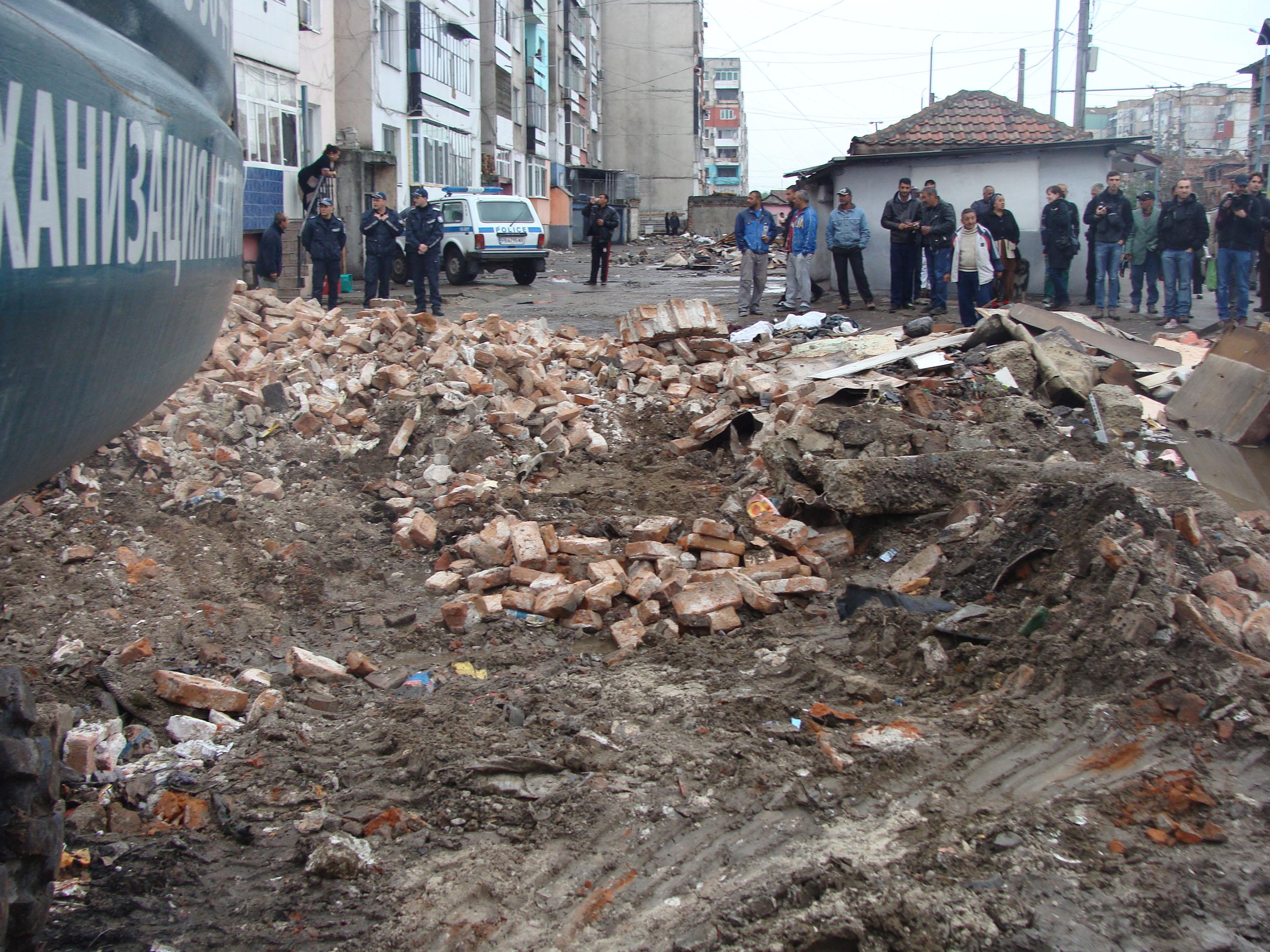 Акция за събаряне на незаконни постройки в пловдивския кв. ”Столипиново”