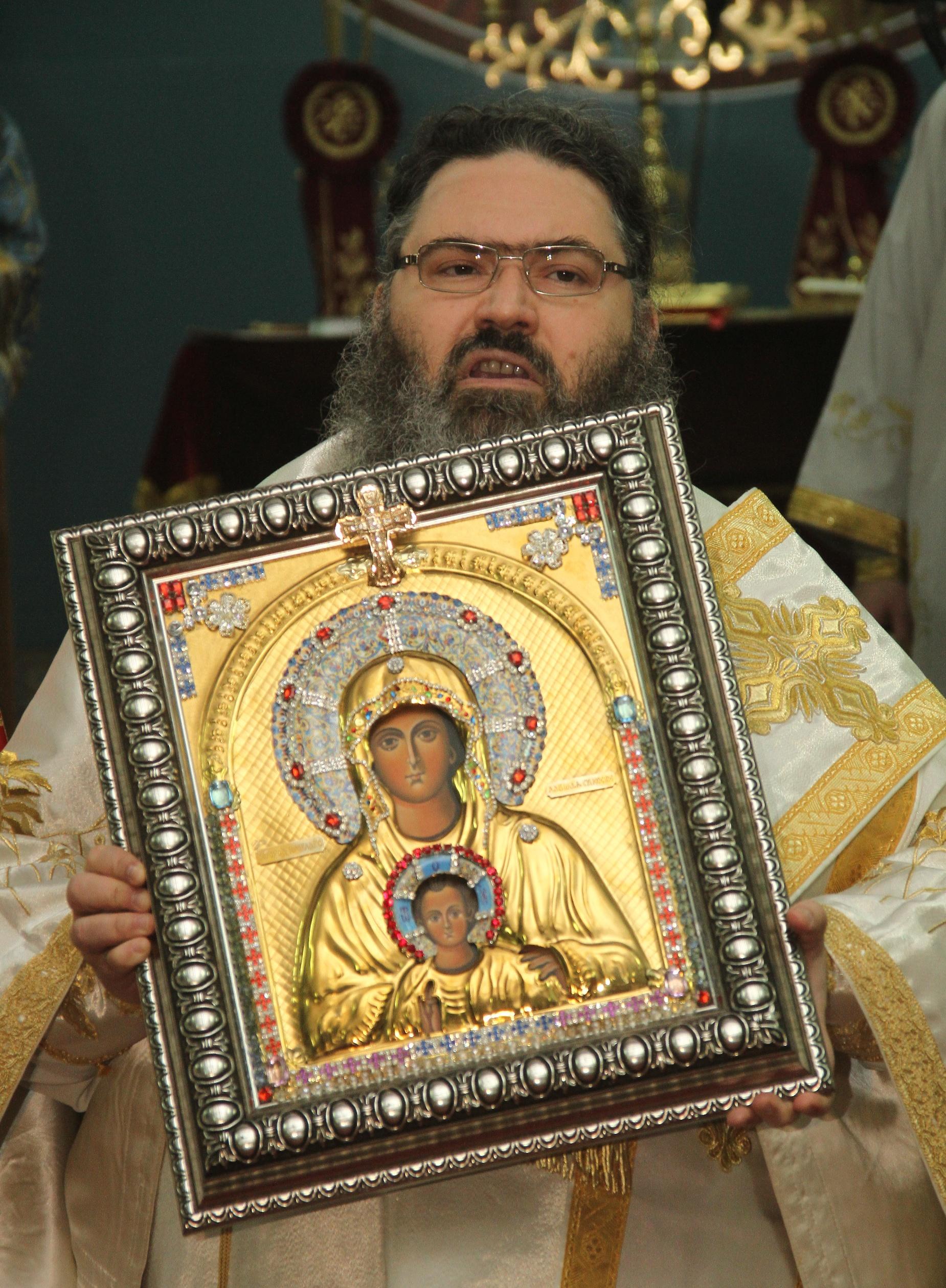 Варненският митрополит Йоан с една от дарените икони