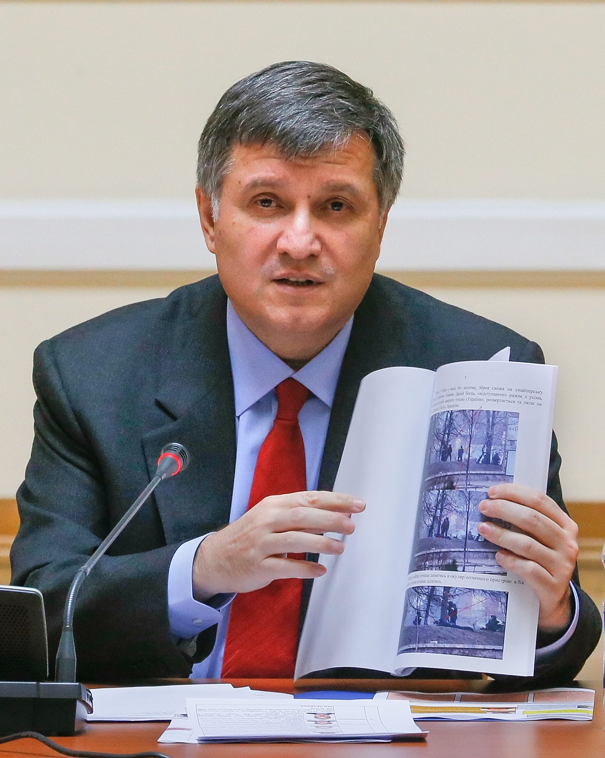 Украинският вътрешен министър Арсен Аваков смята, че Русия може да нападне Украйна откъм Крим