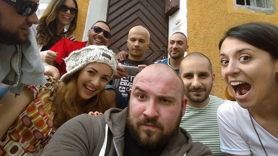 Део с любимата си Мариана и сестра си в нов клип
