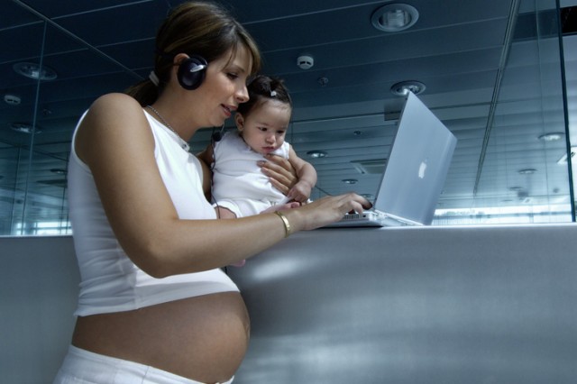 Още 6 месеца платено майчинство?