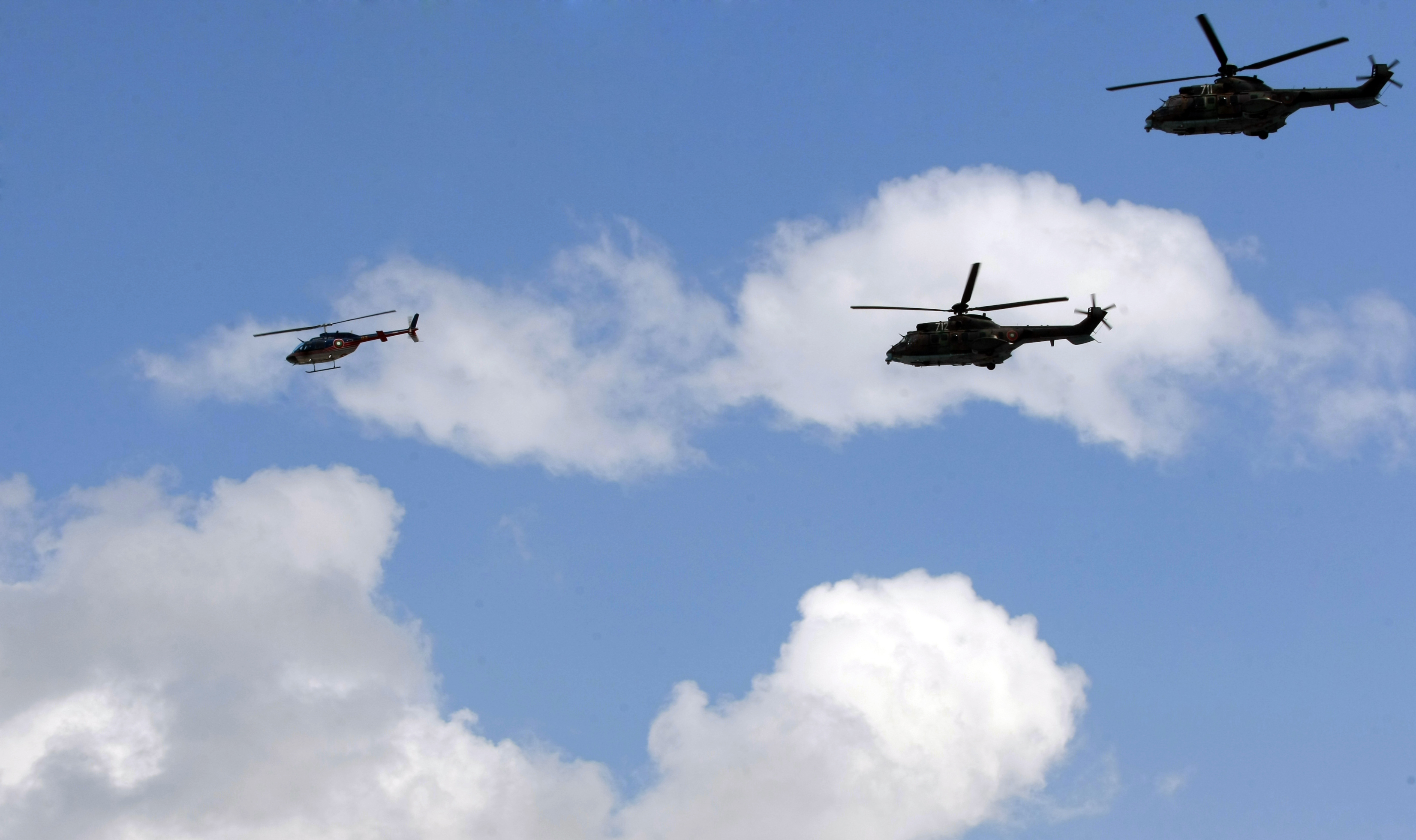 Военните летят ниско над София, тренират за 6 май (снимки)