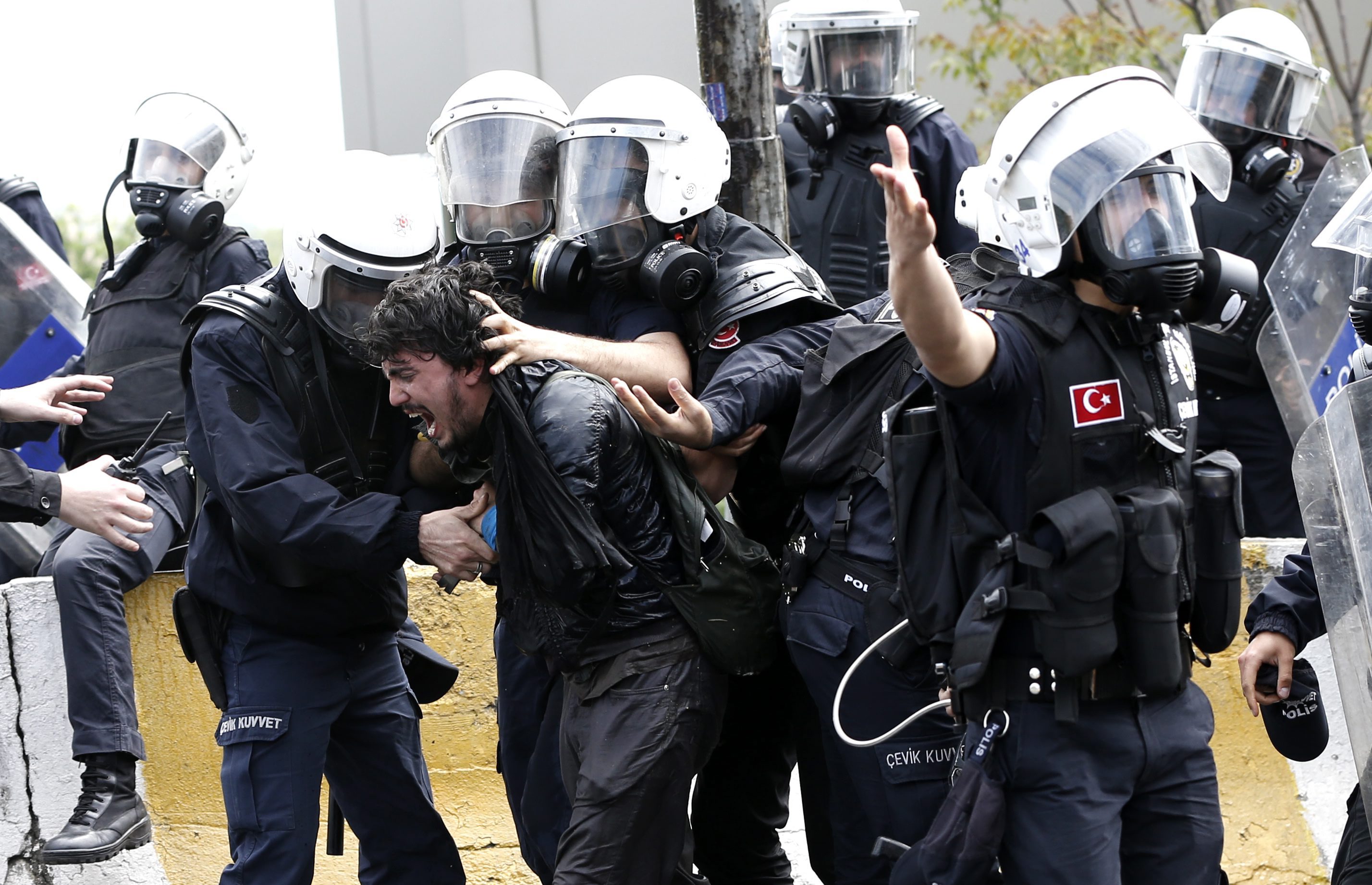 Сблъсъци с ранени, протести и шествия за 1-ви май по света