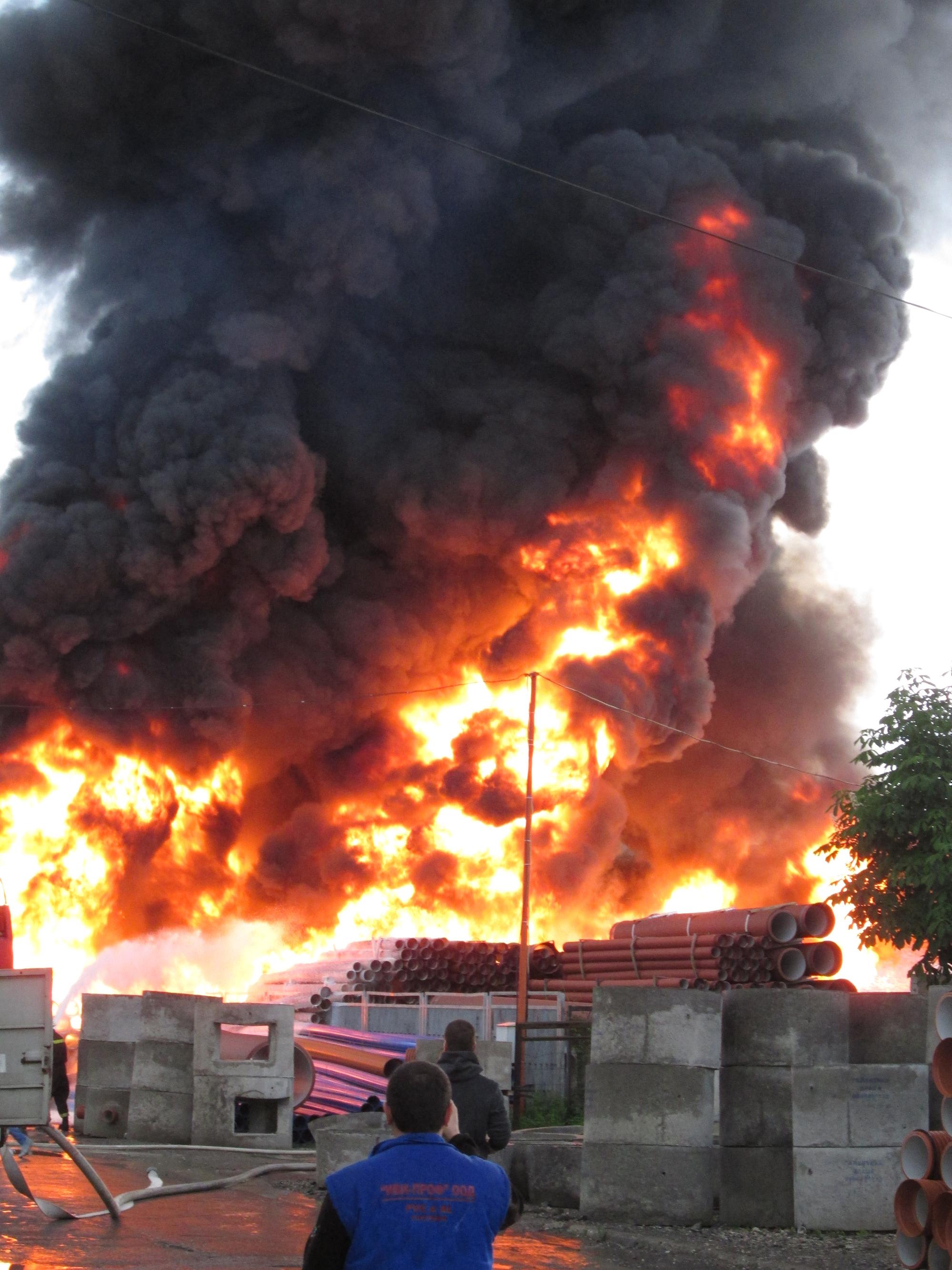 Голям пожар в Промишлена зона във Враца (снимки)
