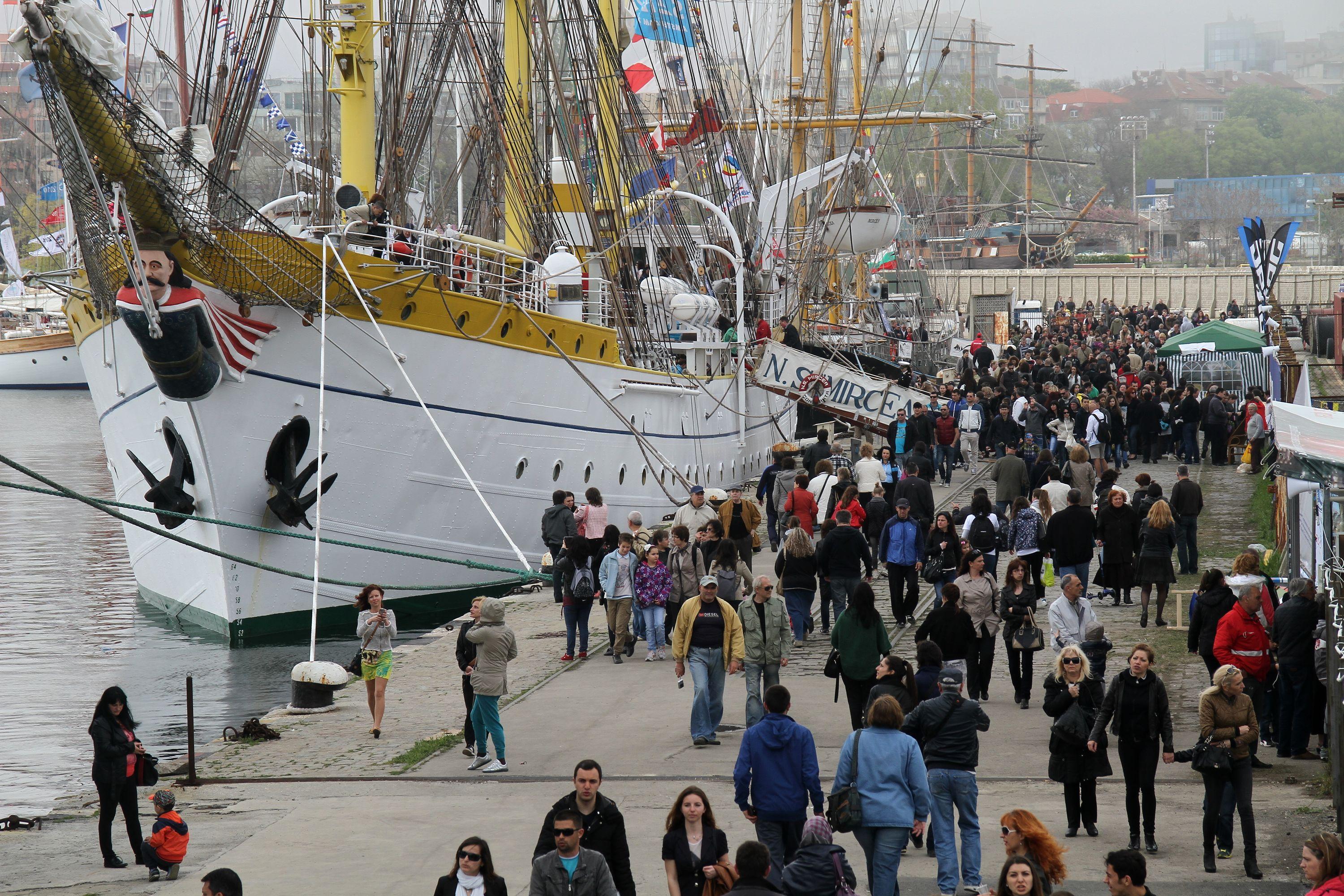 Над 50 000 разгледаха ветроходите (снимки)