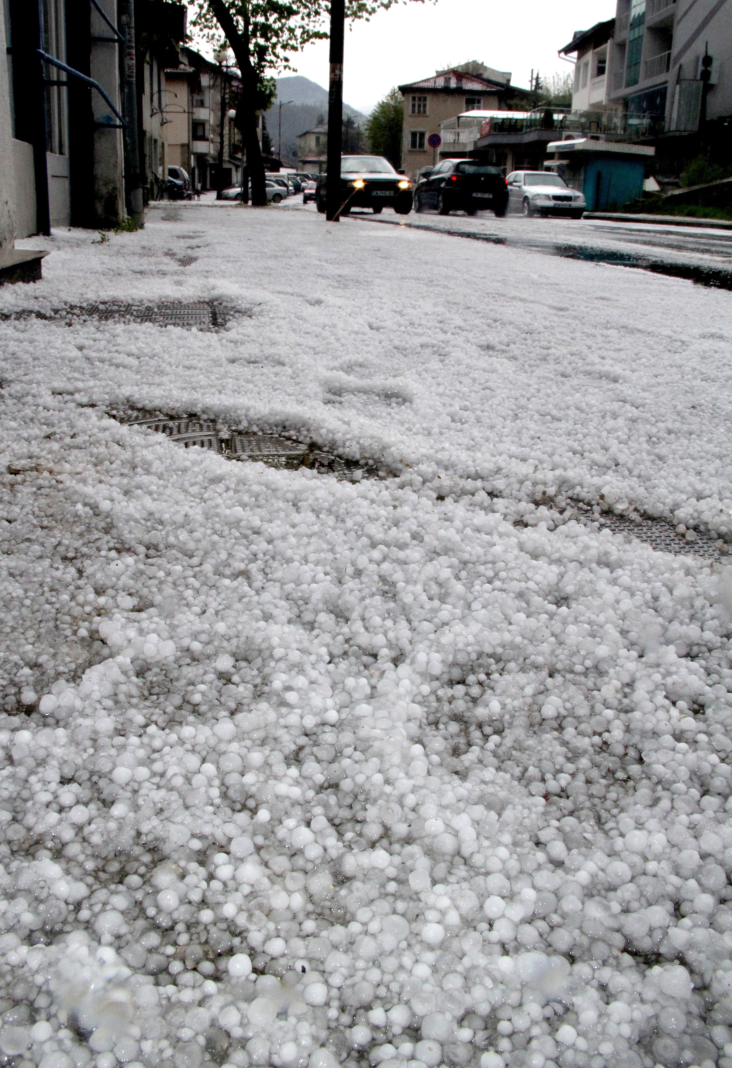 Градушки нанесоха щети по ниви, коли и сгради в страната