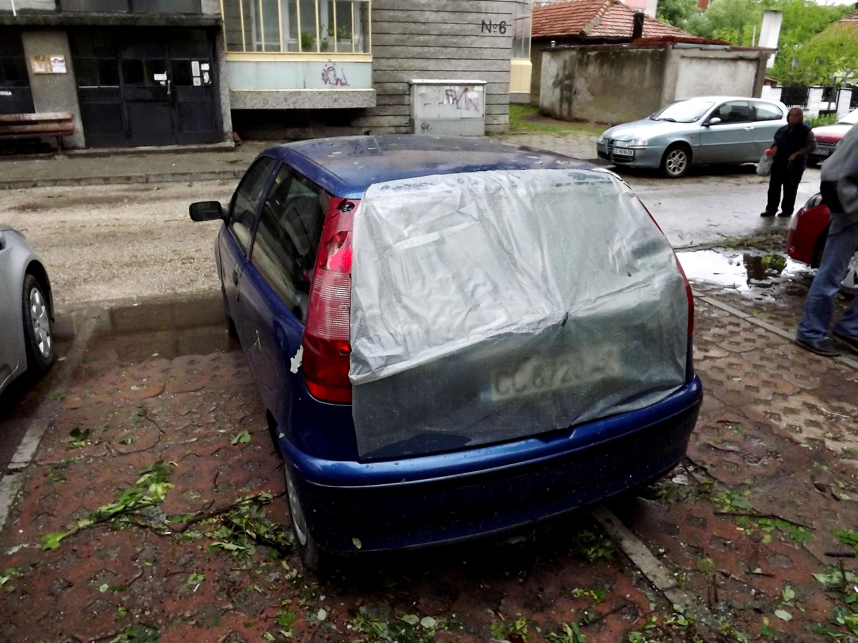 Автомобил със счупено задно стъкло след градушката в Силистра