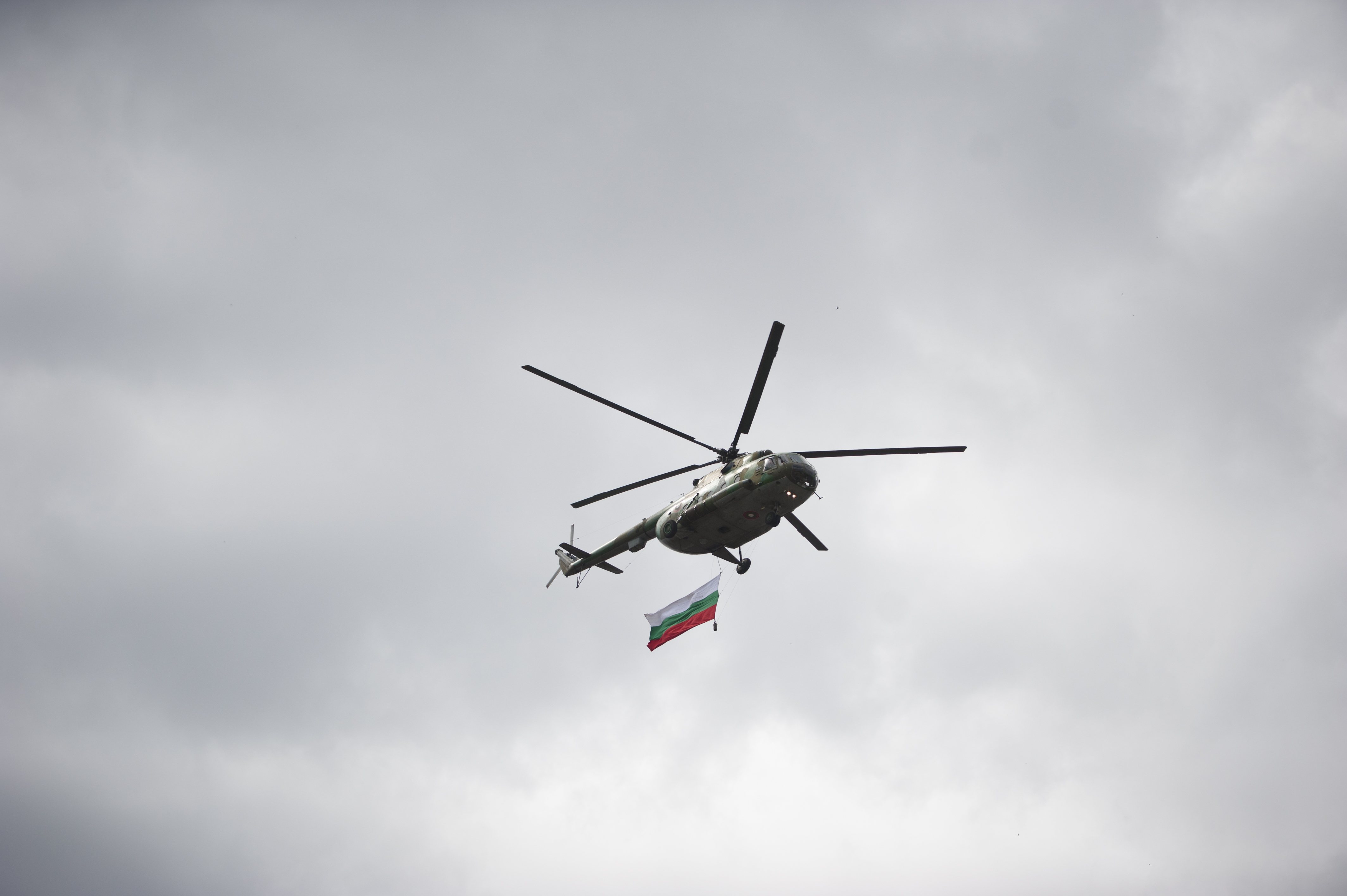 Парадът бе открит с вертолет Ми-17 с националния флаг