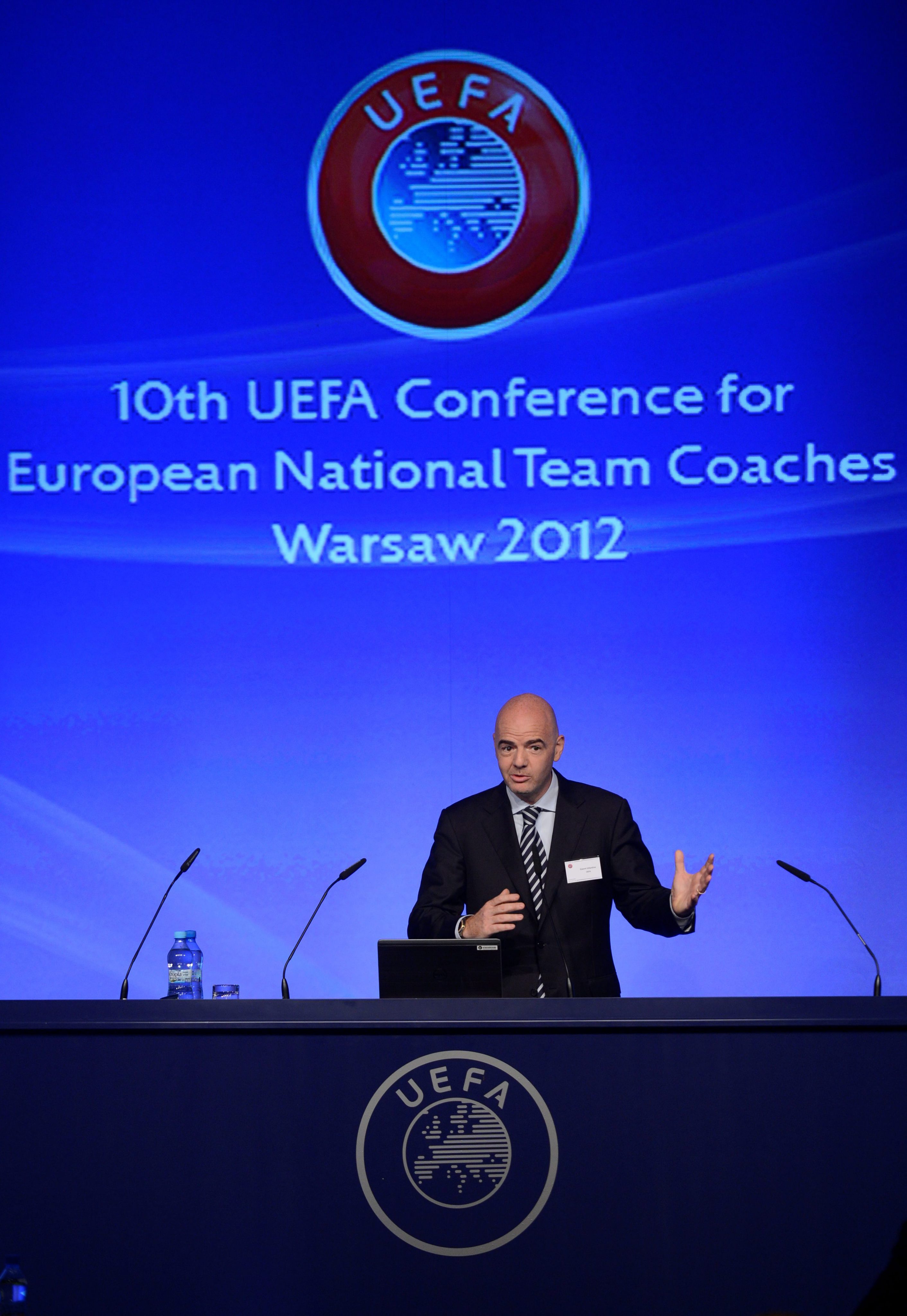 УЕФА наказа ”Наполи” и ”Трабзонспор” със 100 хиляди евро
