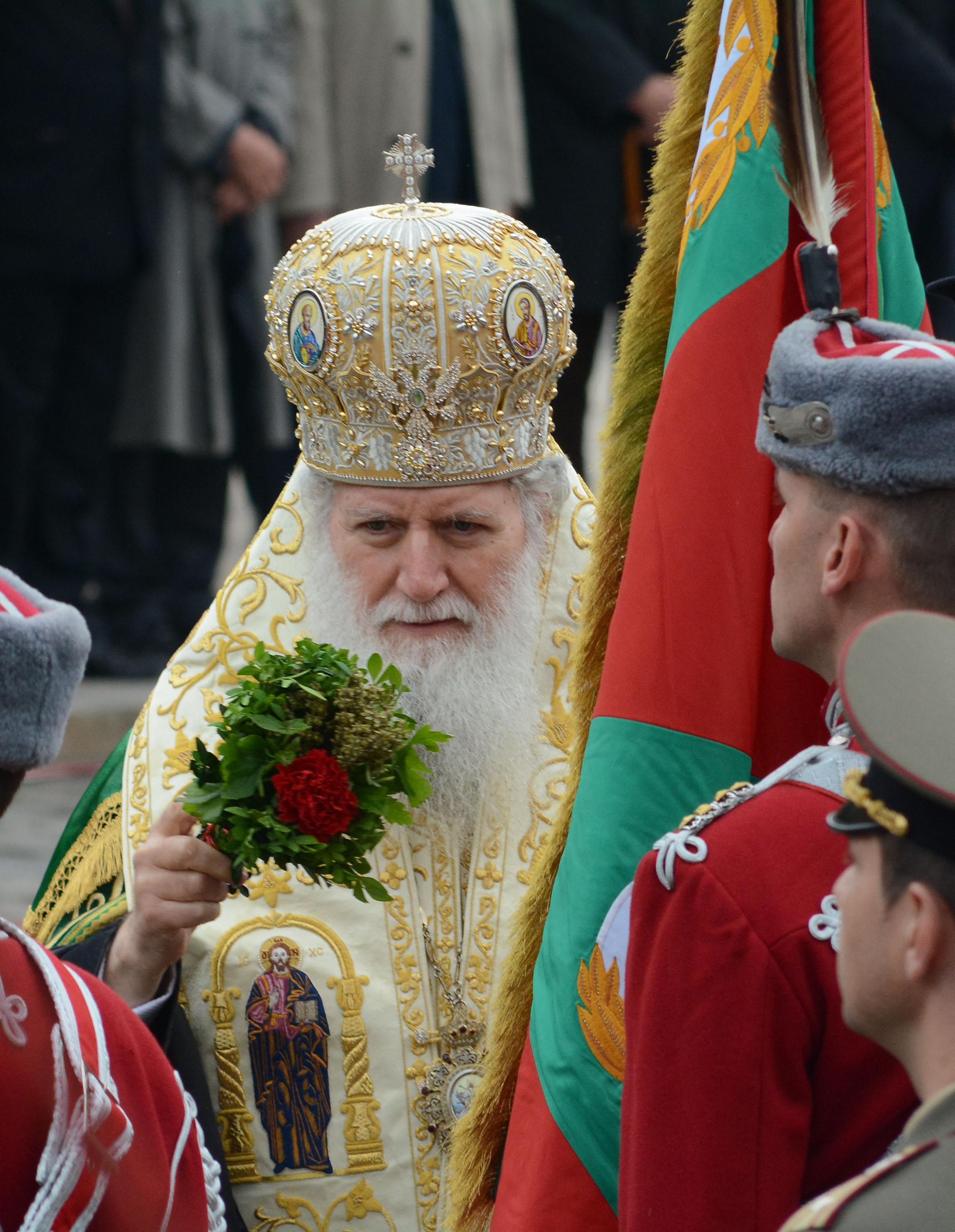 Патриарх Неофит освещава бойните знамена