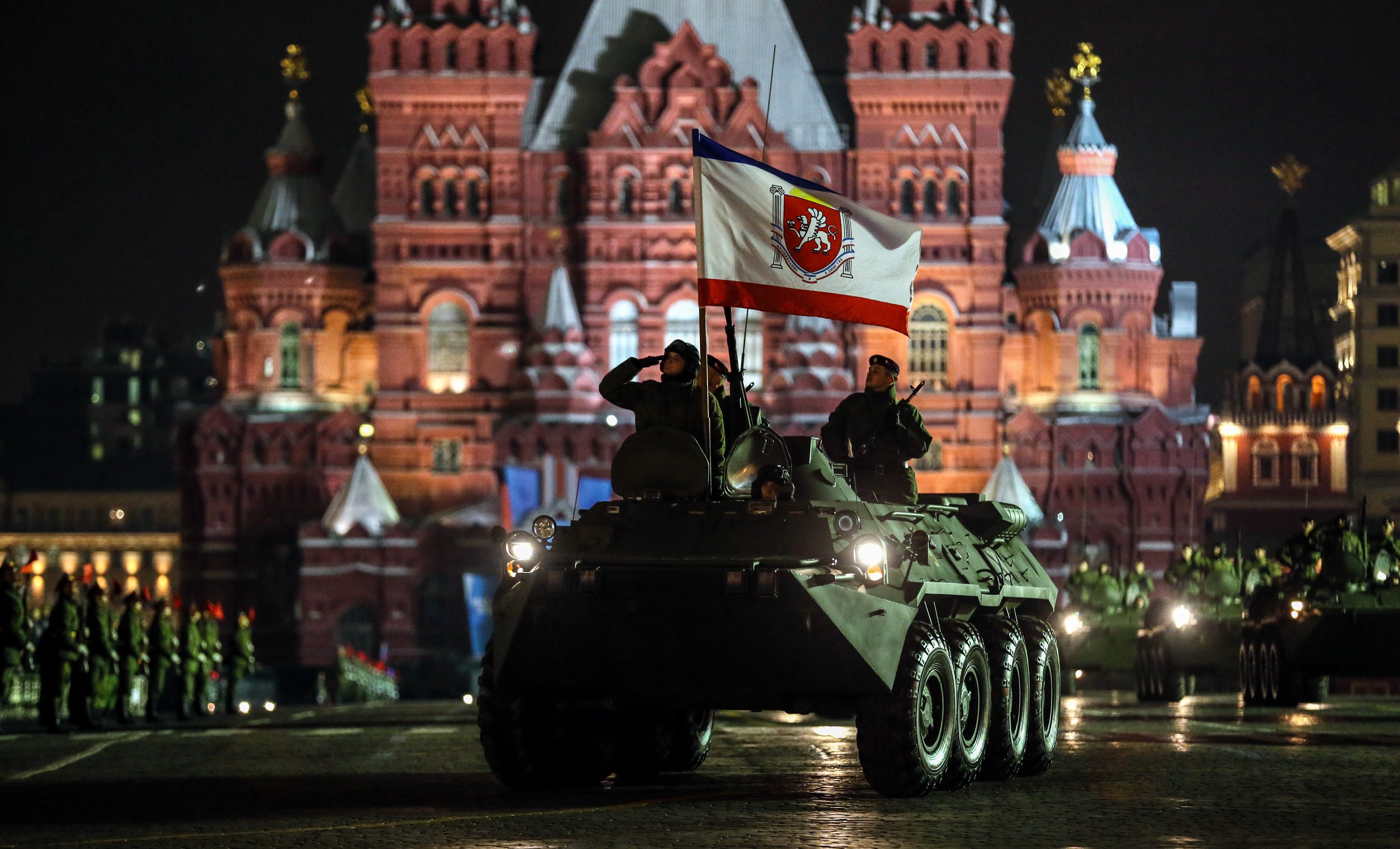 Меркел: Жалко е Путин да е на военен парад в Крим (снимки)