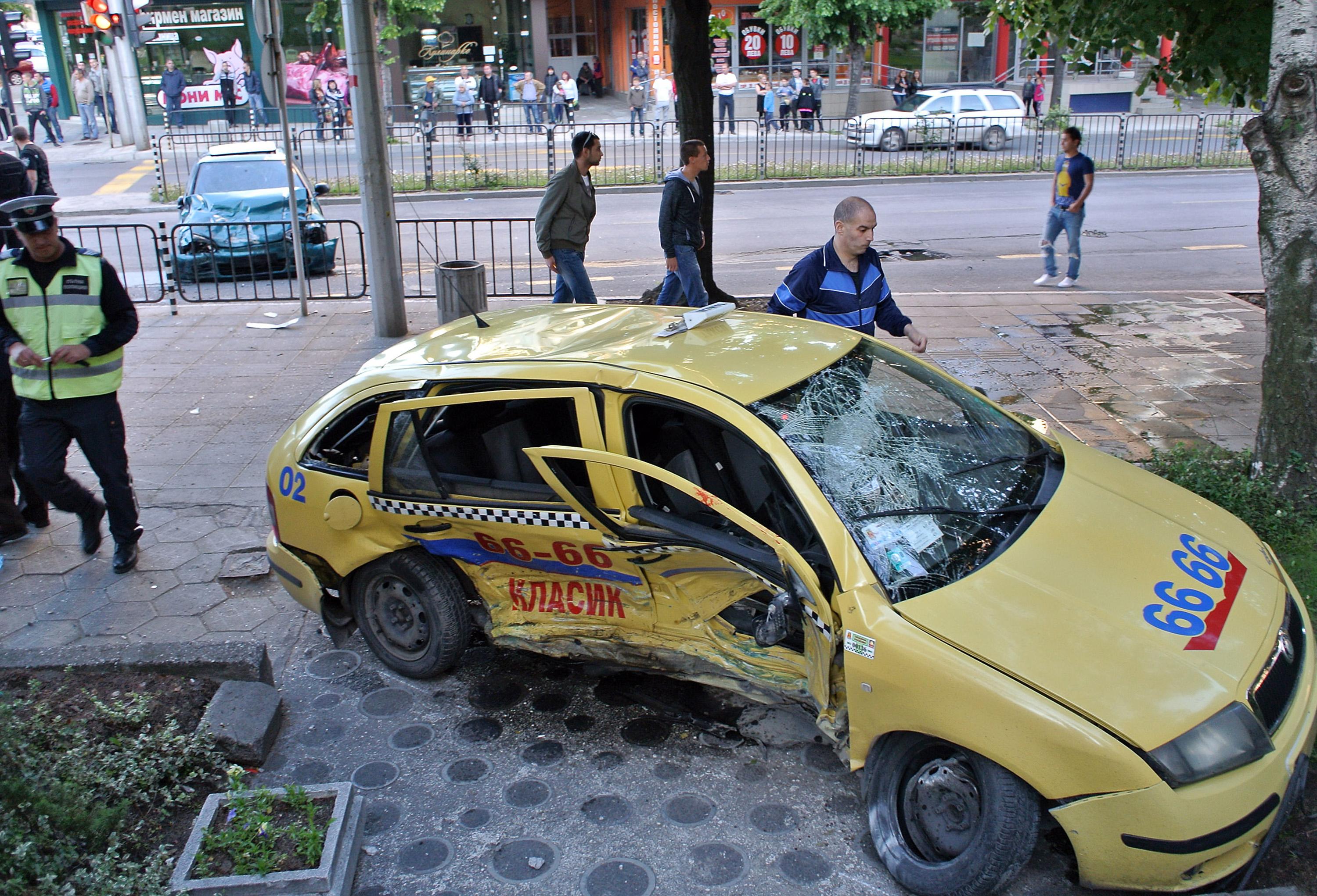 Пътничка в такси загина при катастрофа в Хасково