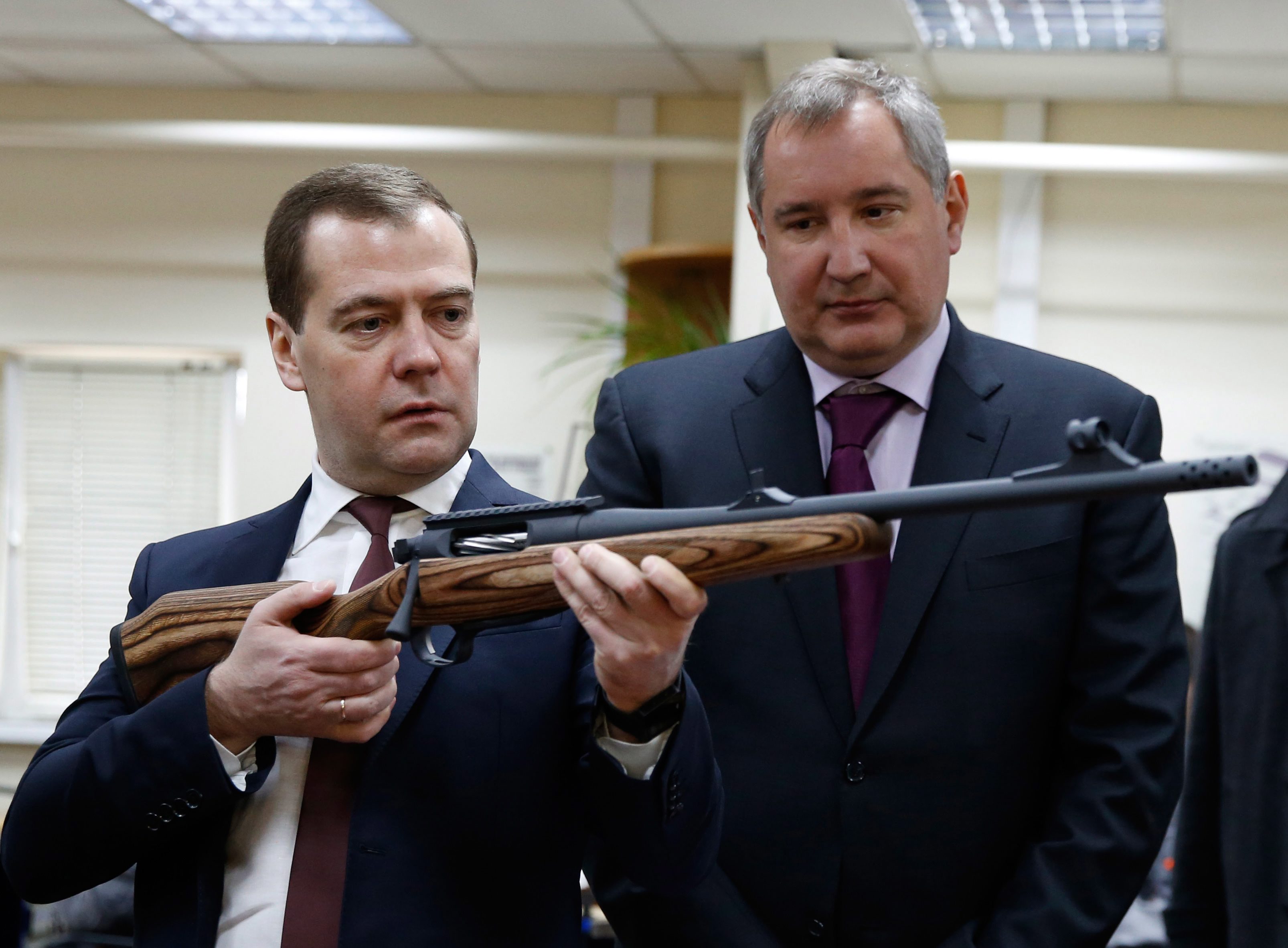 Рогозин: НАТО изпраща оръжия от Източна Европа в Украйна