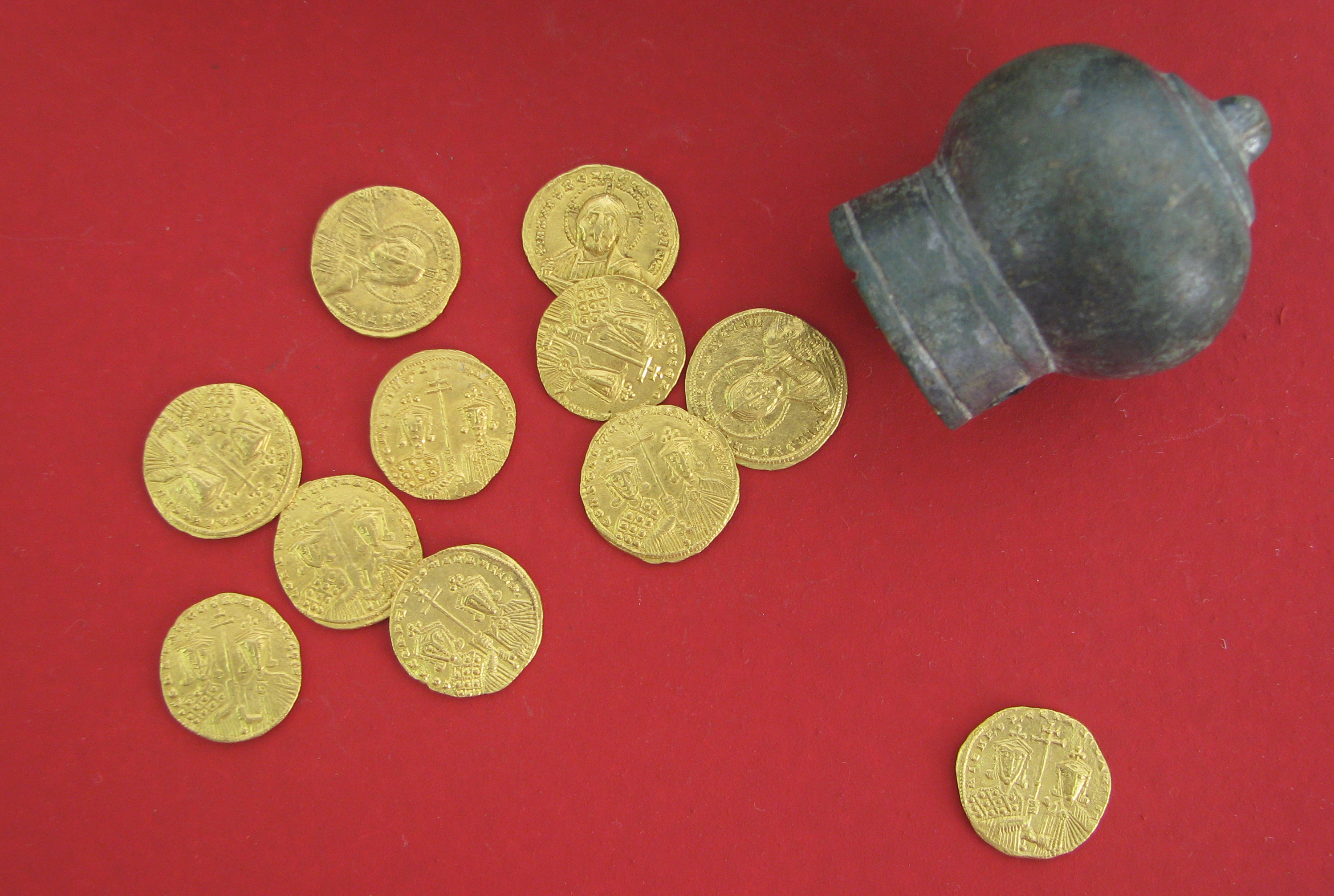 Крадците са взели 10 златни византийски монети от X век (Сн. Архив)