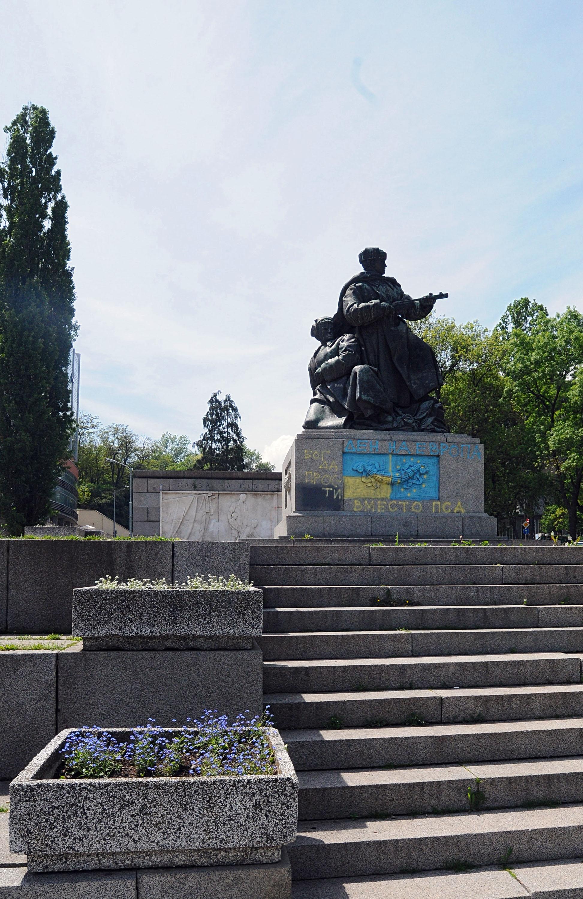 Москва иска мерки заради залят с боя паметник в София