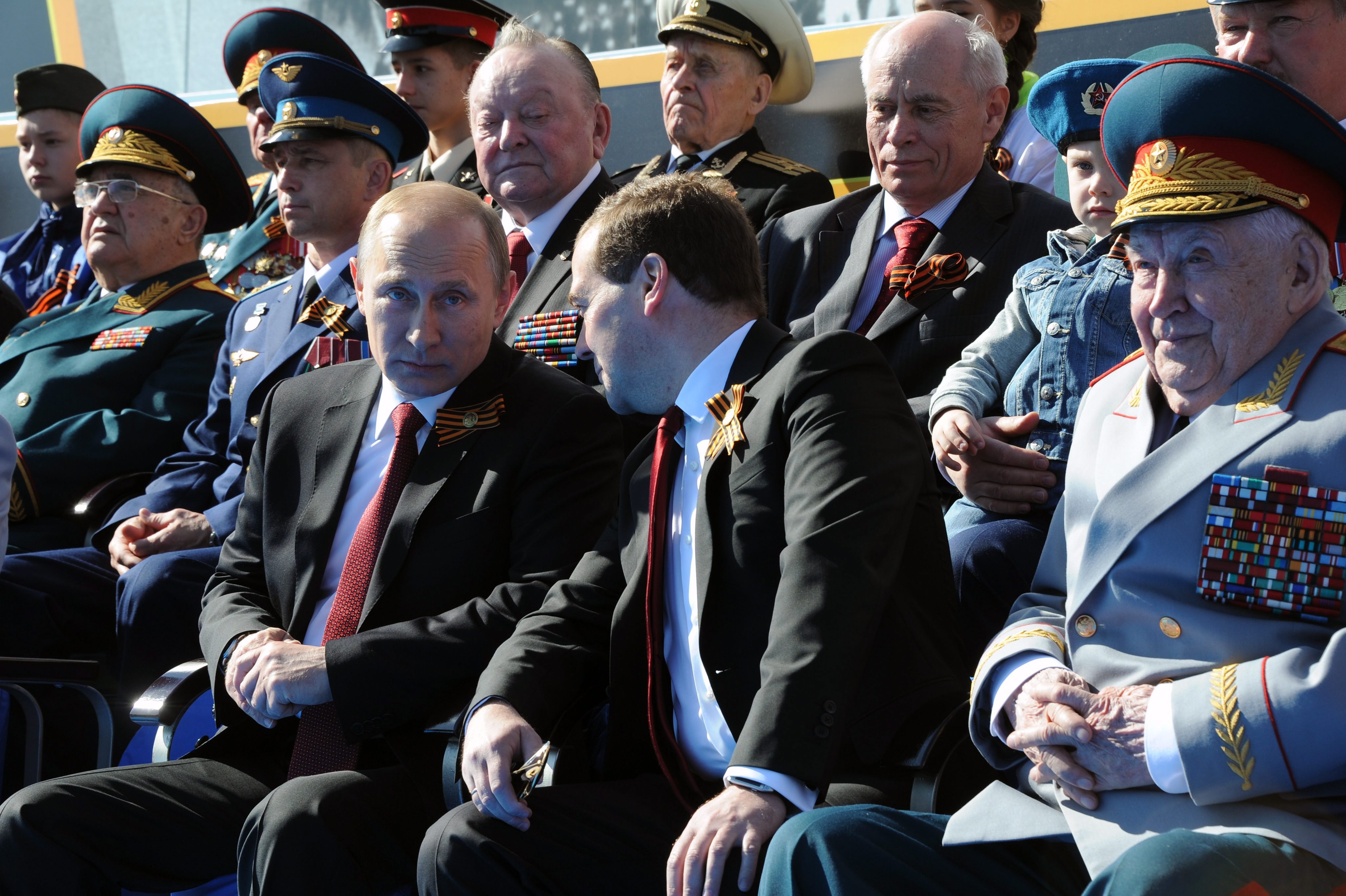 Владимир Путин и Дмитрий Медведев продължават да държат и местната власт