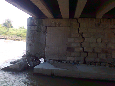Опасен мост затвори част от пътя Пловдив-Пазарджик