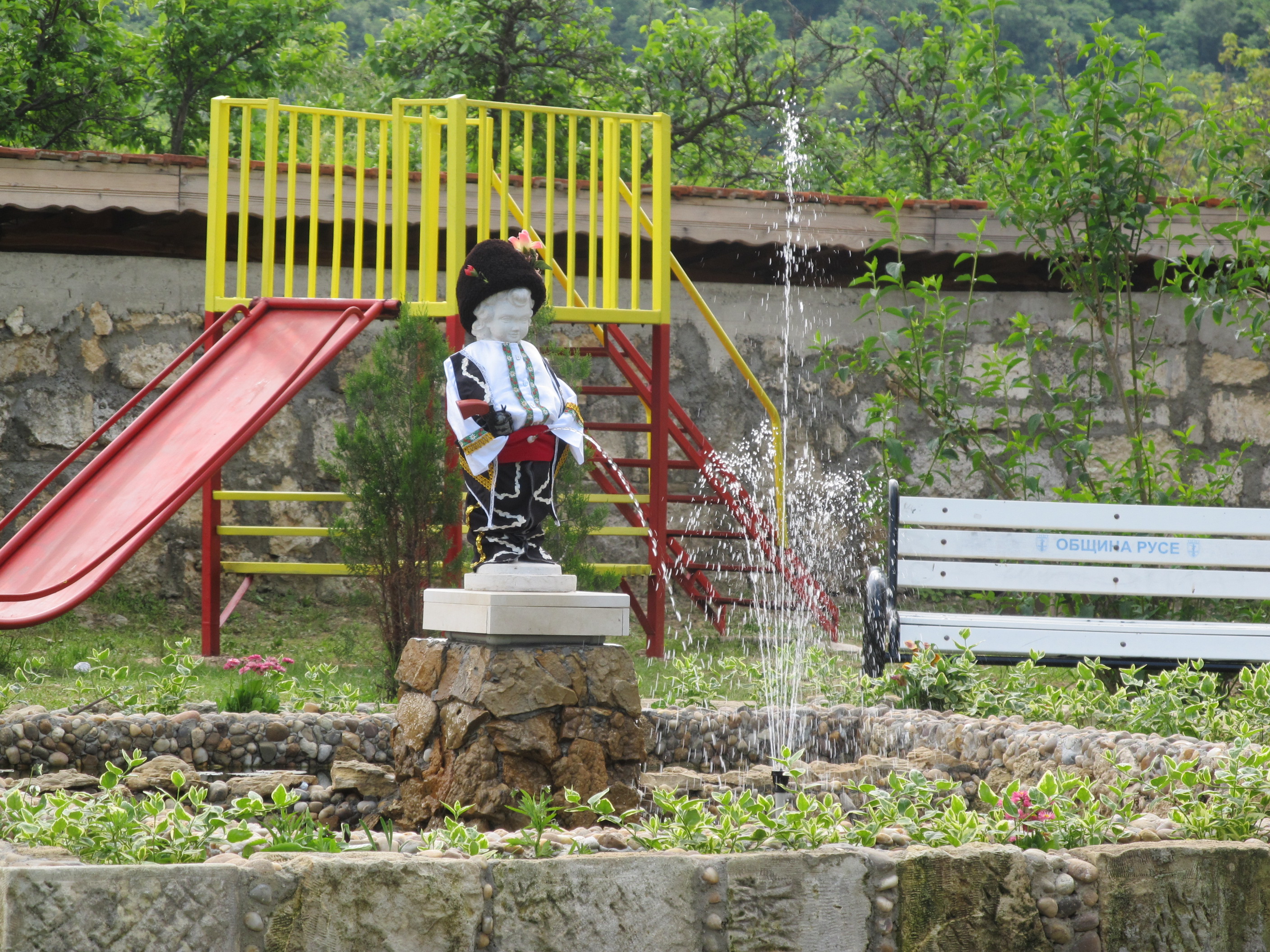 Манекен Пис в народна носия в ”Долапите”